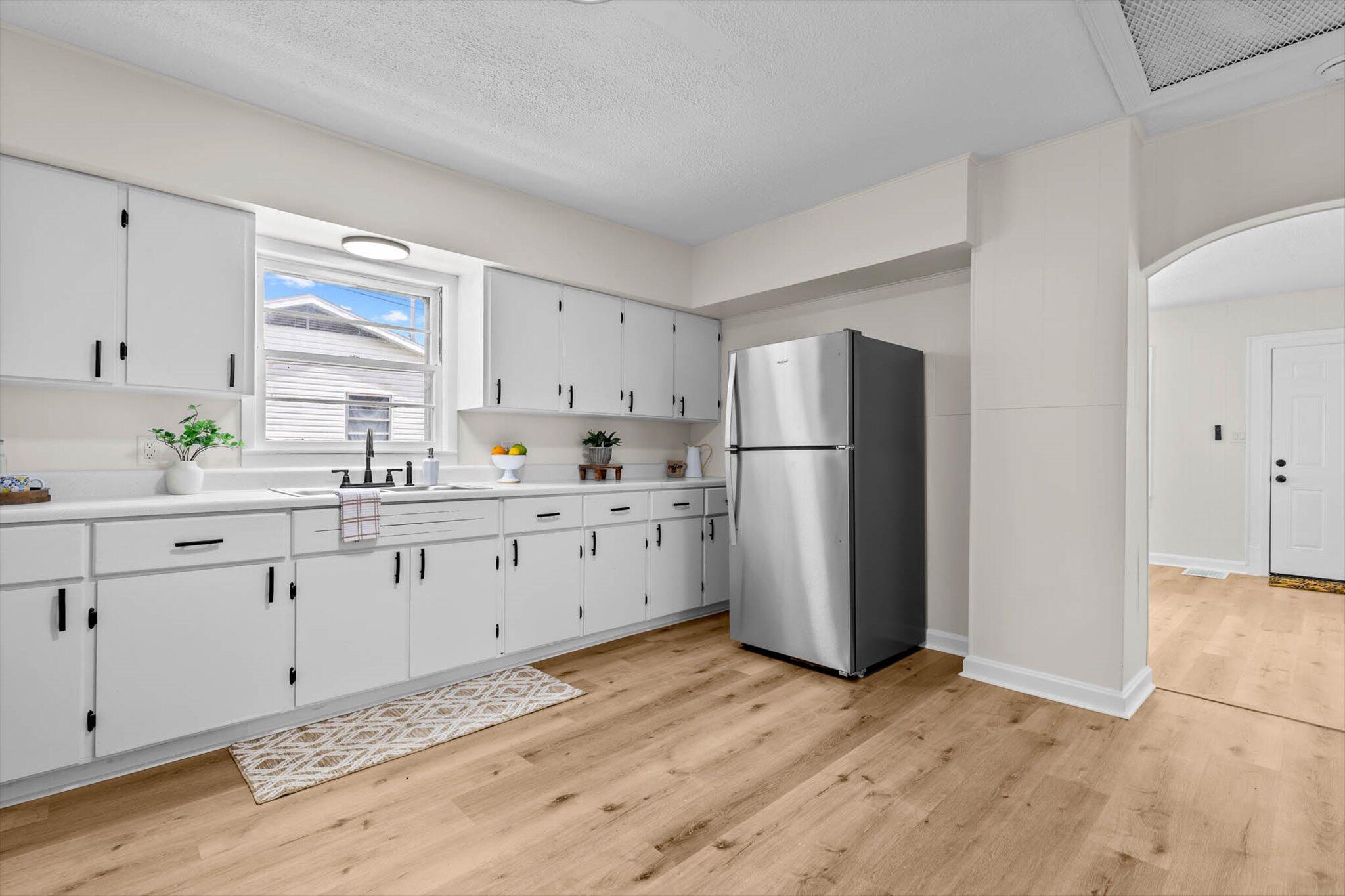 936 West Division Street Property Photo 8