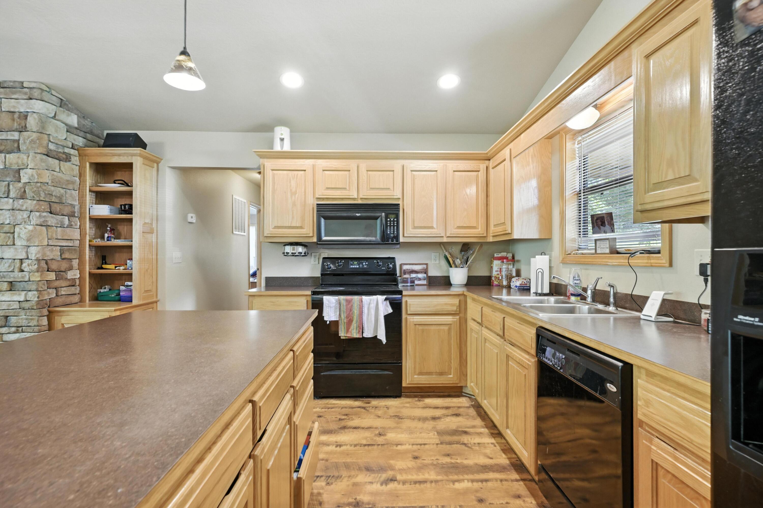 22562 Air Park Drive Property Photo 16