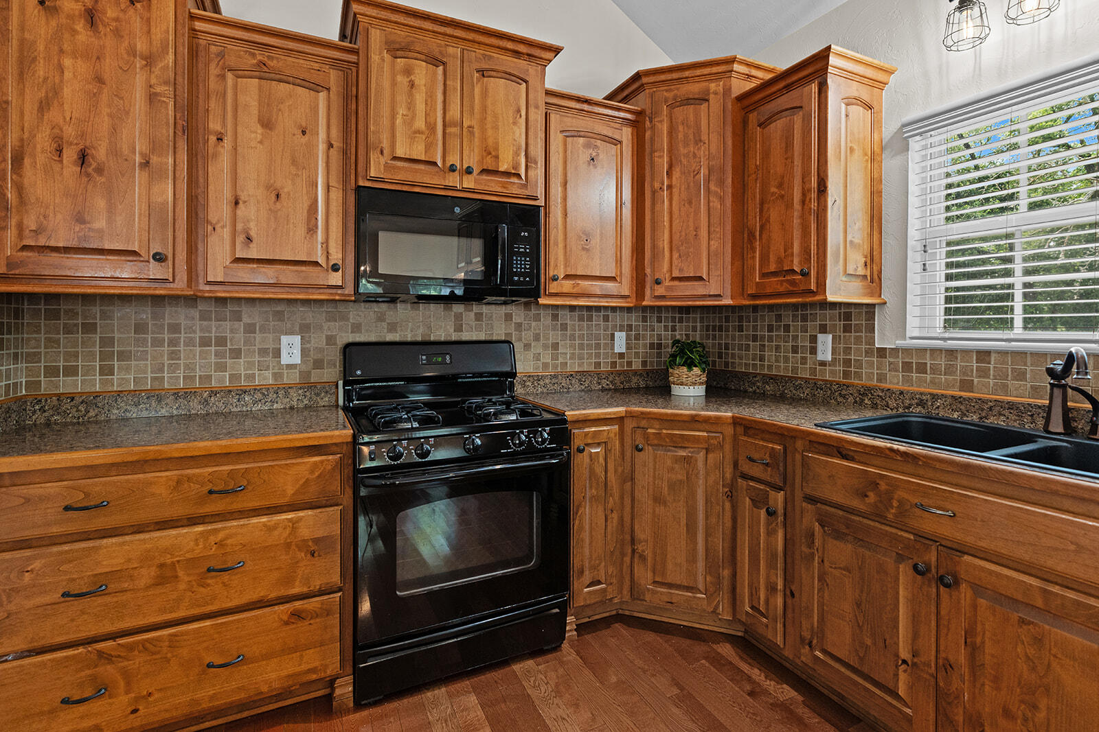 806 East Grant Street Property Photo 12