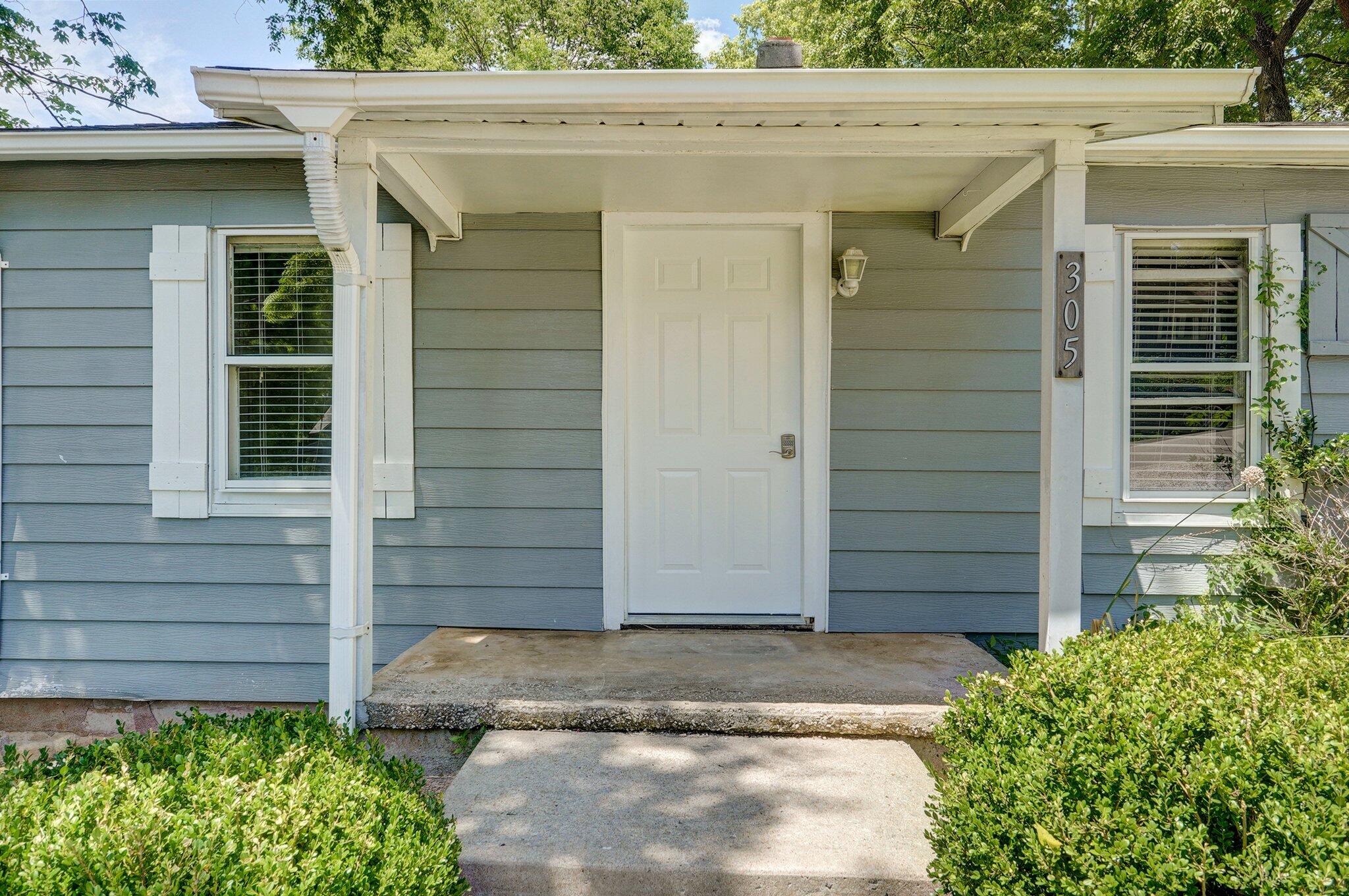 305 East Oak Street Property Photo 4