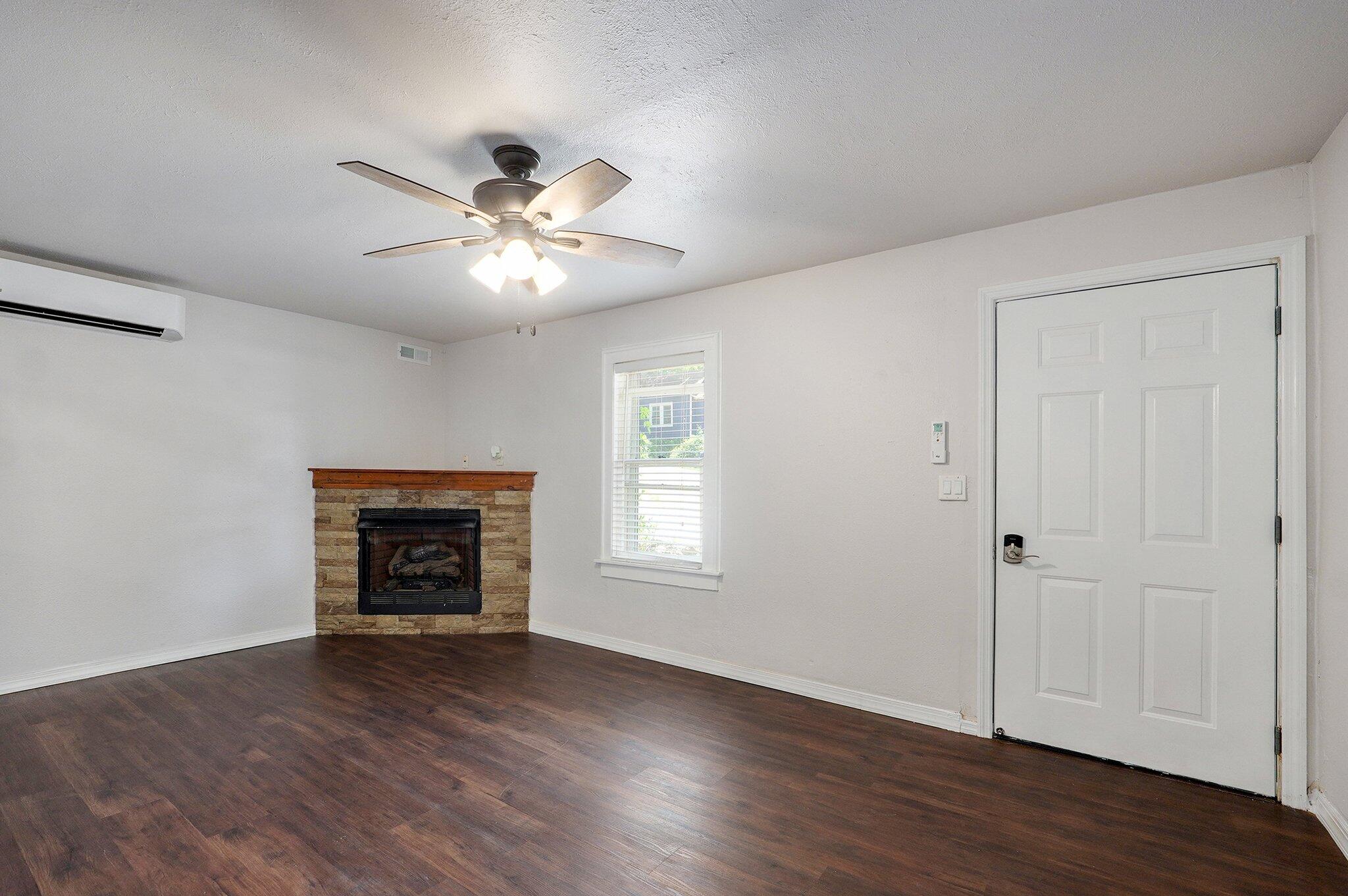 305 East Oak Street Property Photo 5