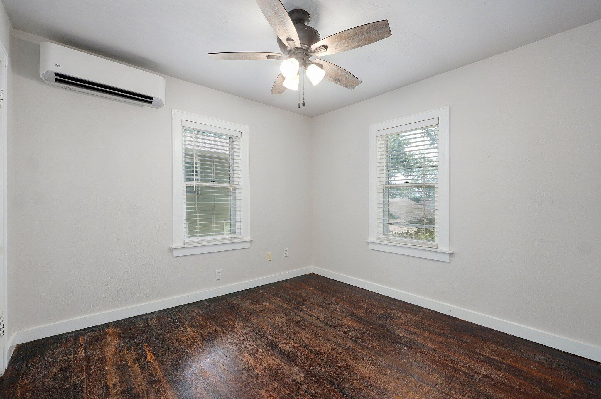 305 East Oak Street Property Photo 8