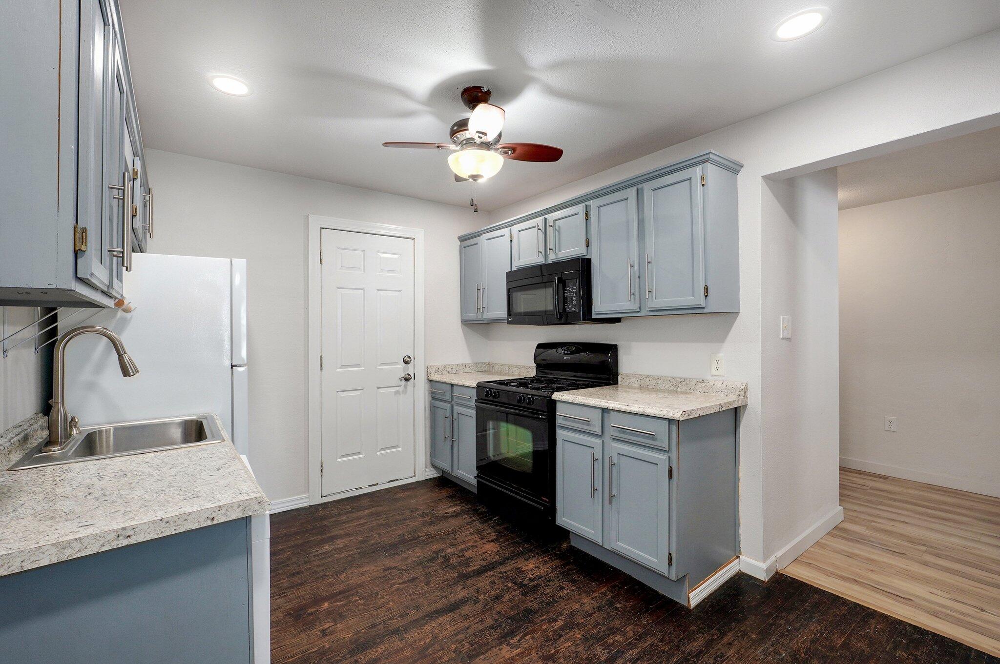 305 East Oak Street Property Photo 12