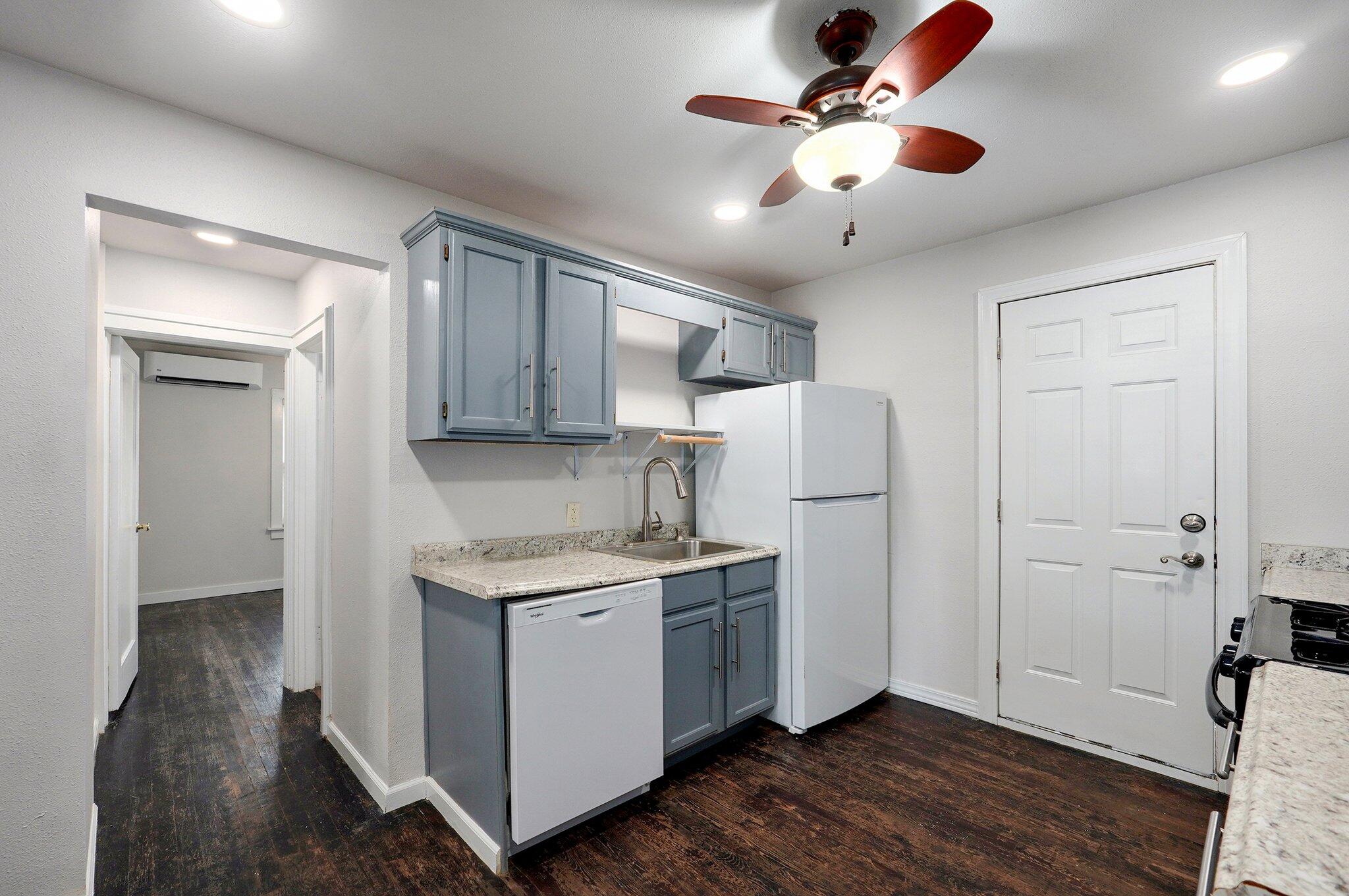 305 East Oak Street Property Photo 13