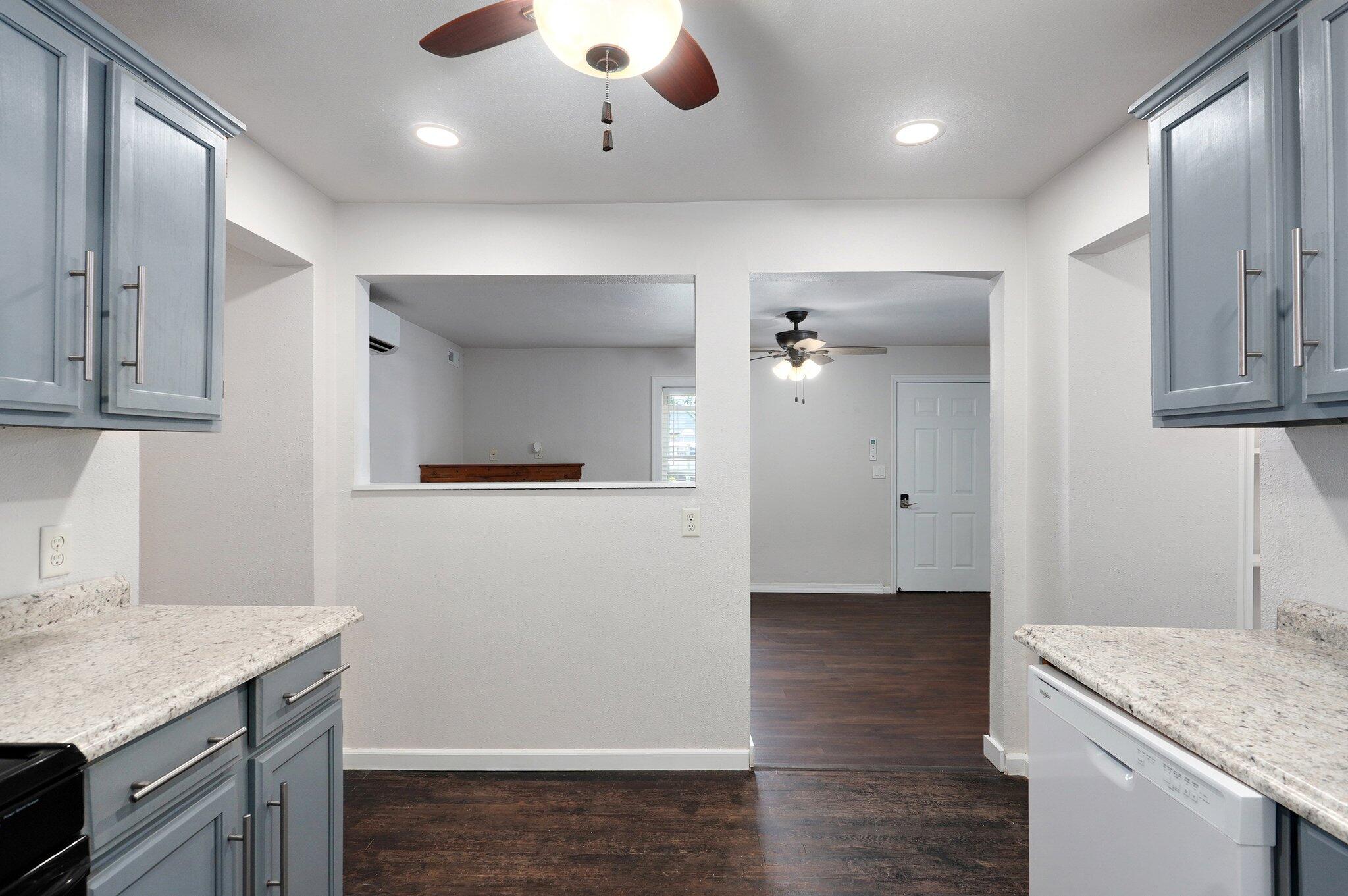 305 East Oak Street Property Photo 14