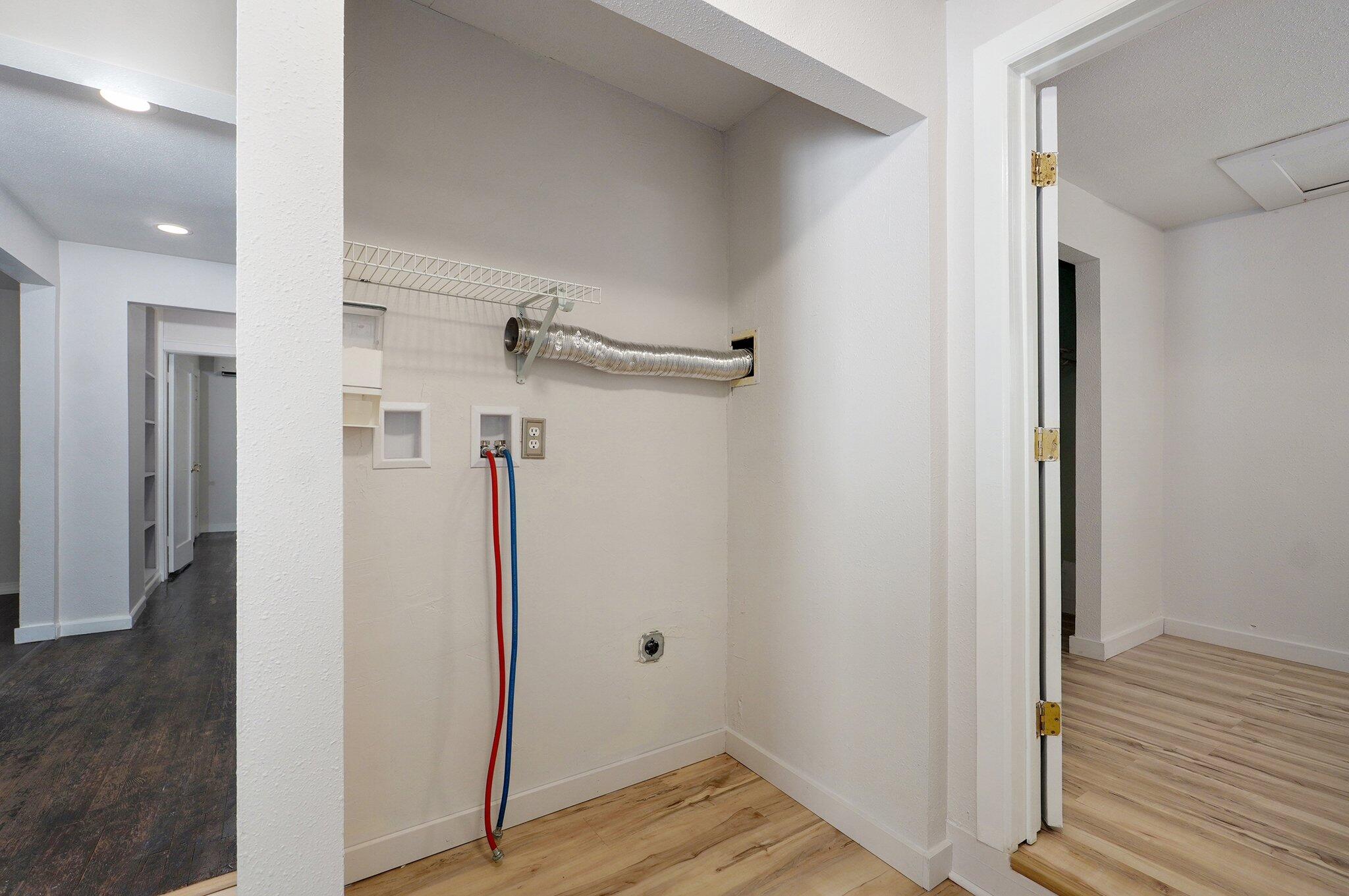305 East Oak Street Property Photo 19