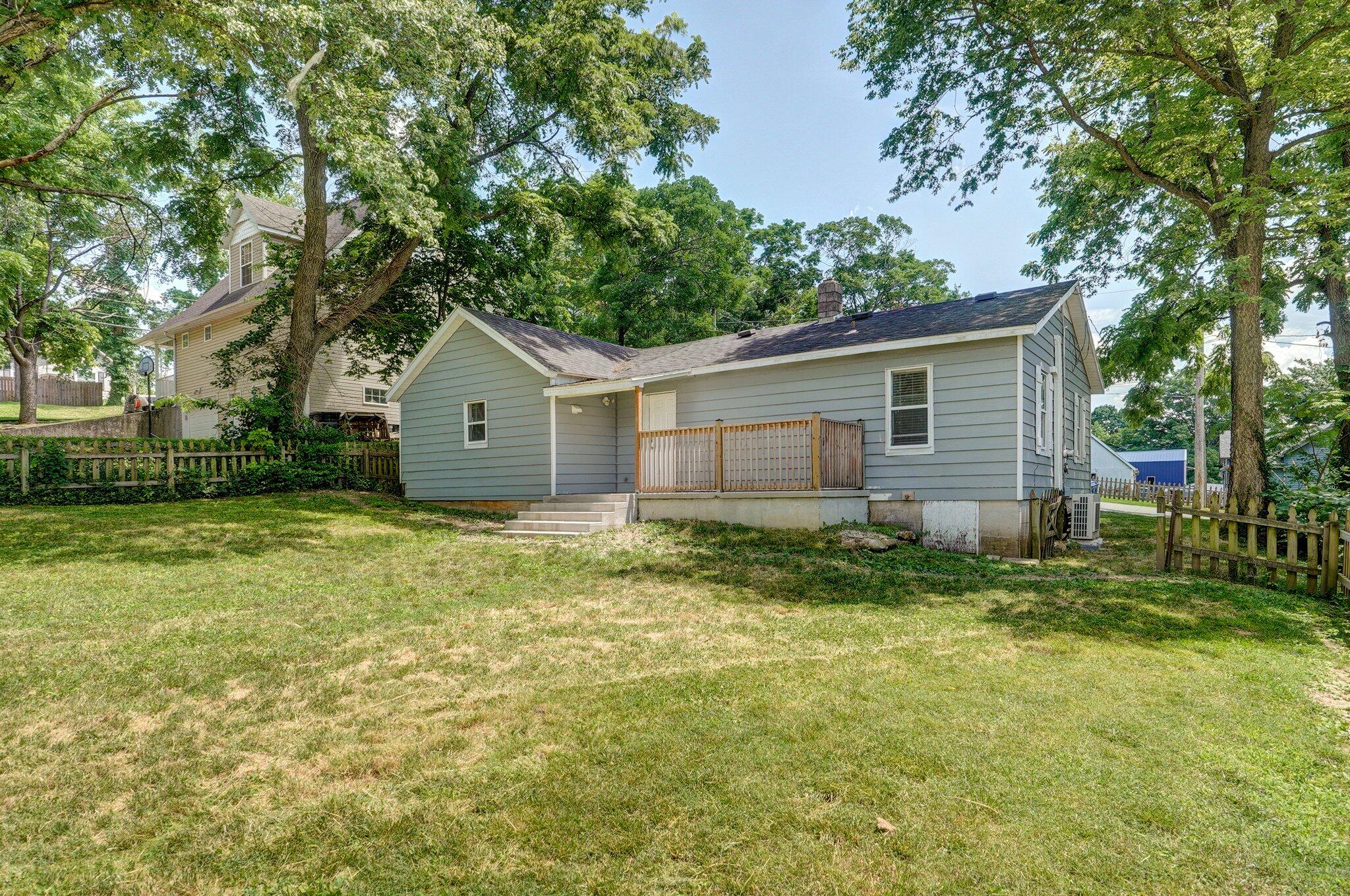305 East Oak Street Property Photo 23