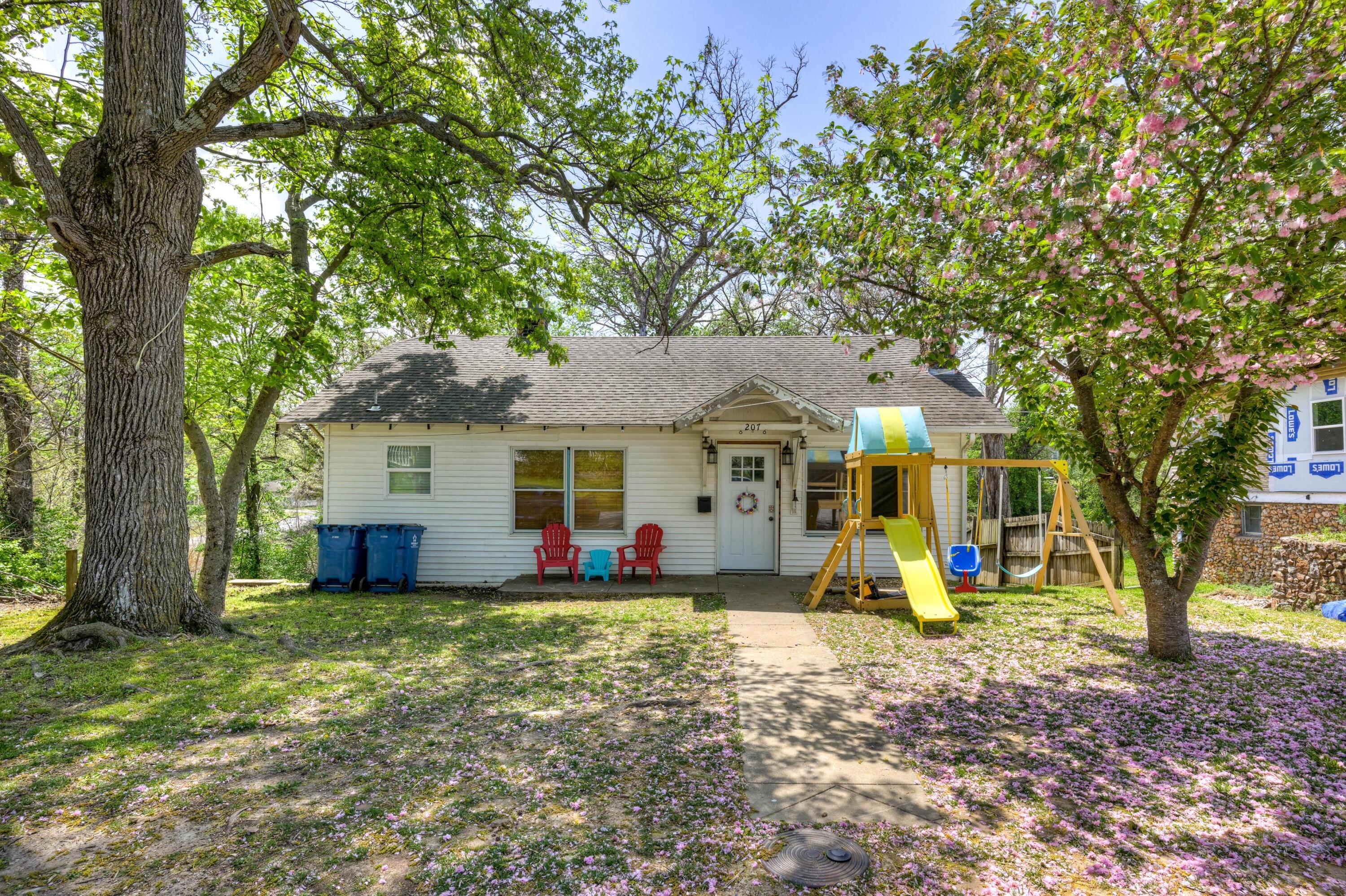 207 West Grand Property Photo 1