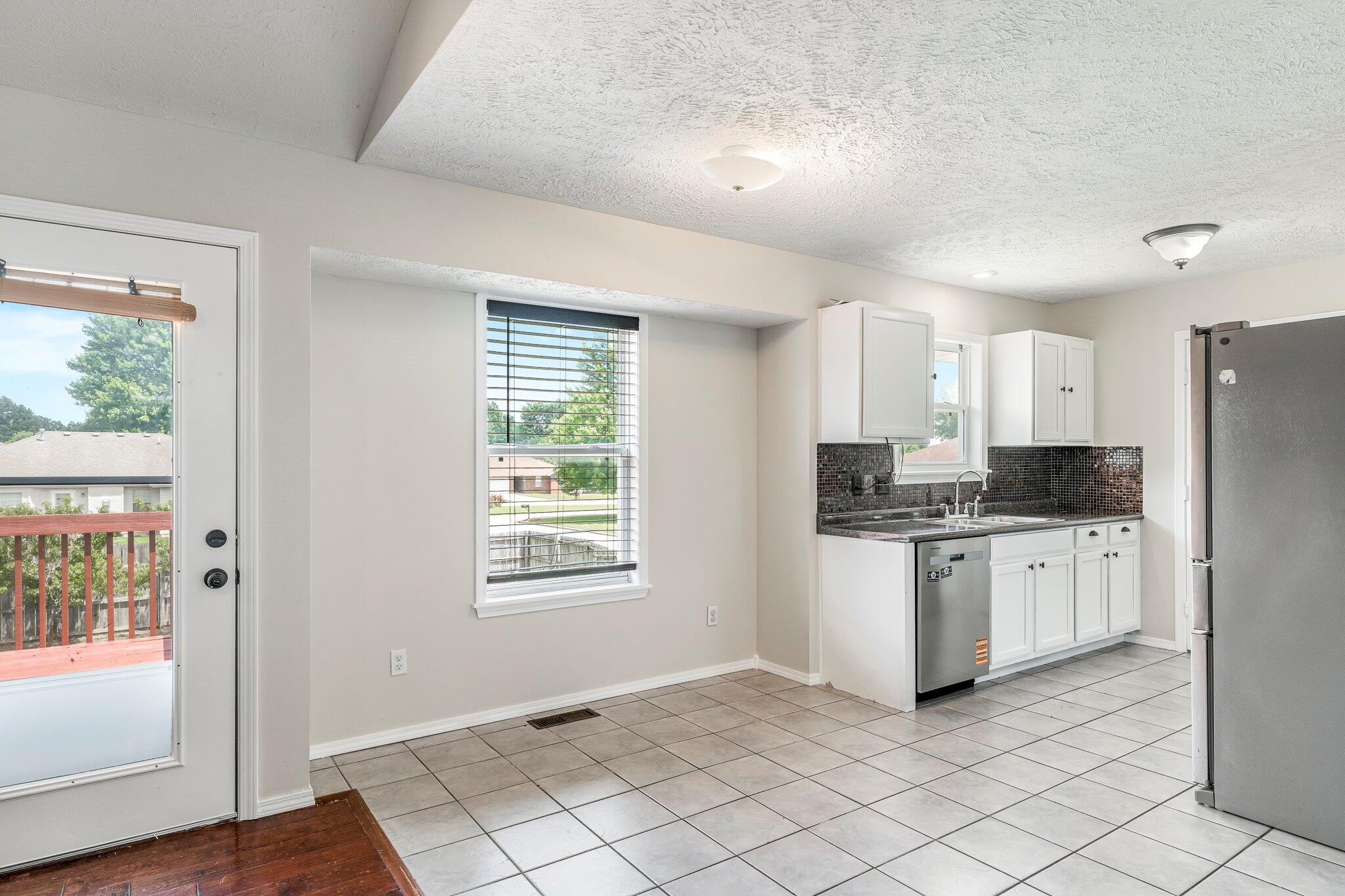 5238 South Tanager Avenue Property Photo 9