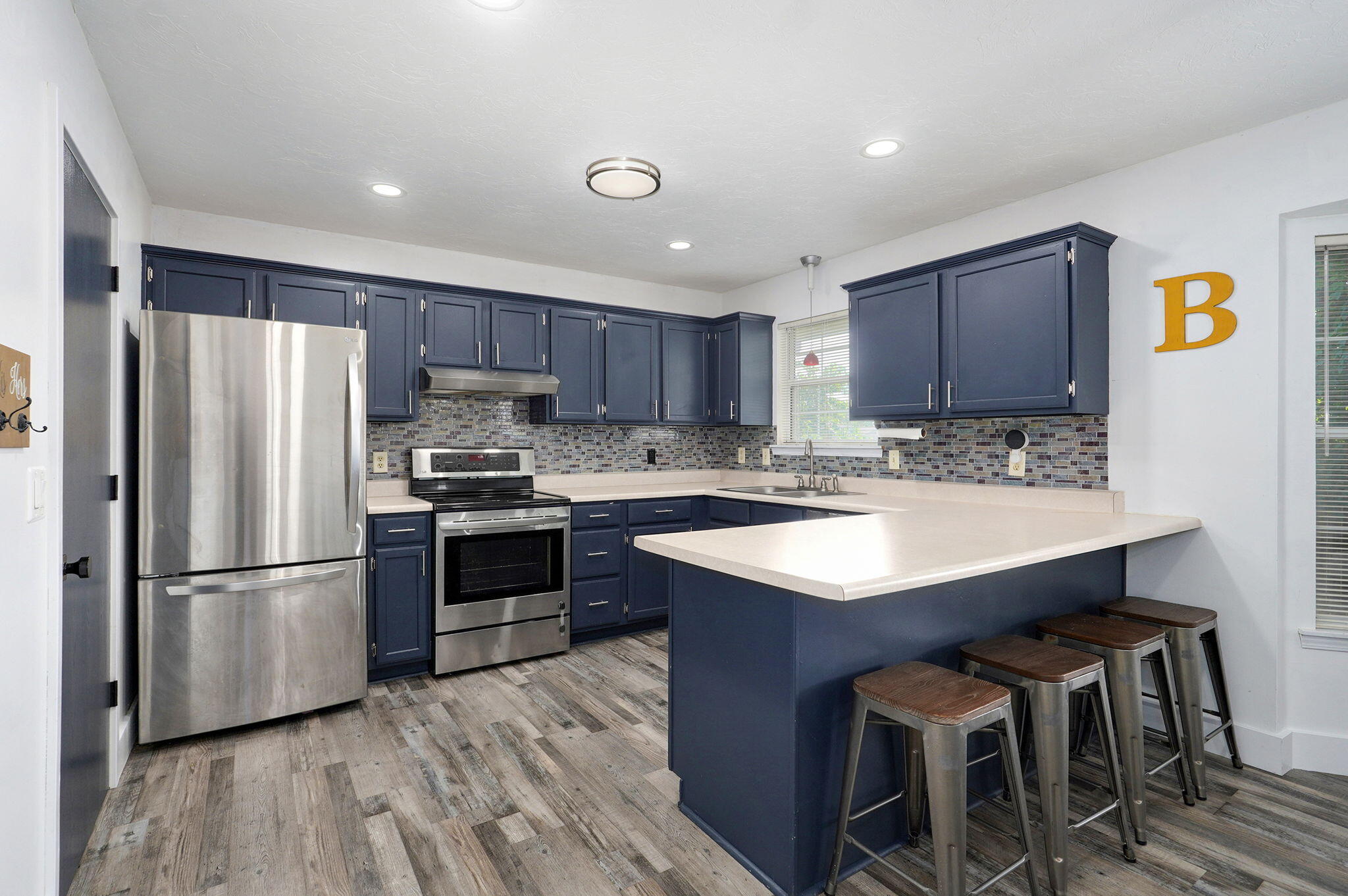 5563 South Walnut Hill Avenue Property Photo 8