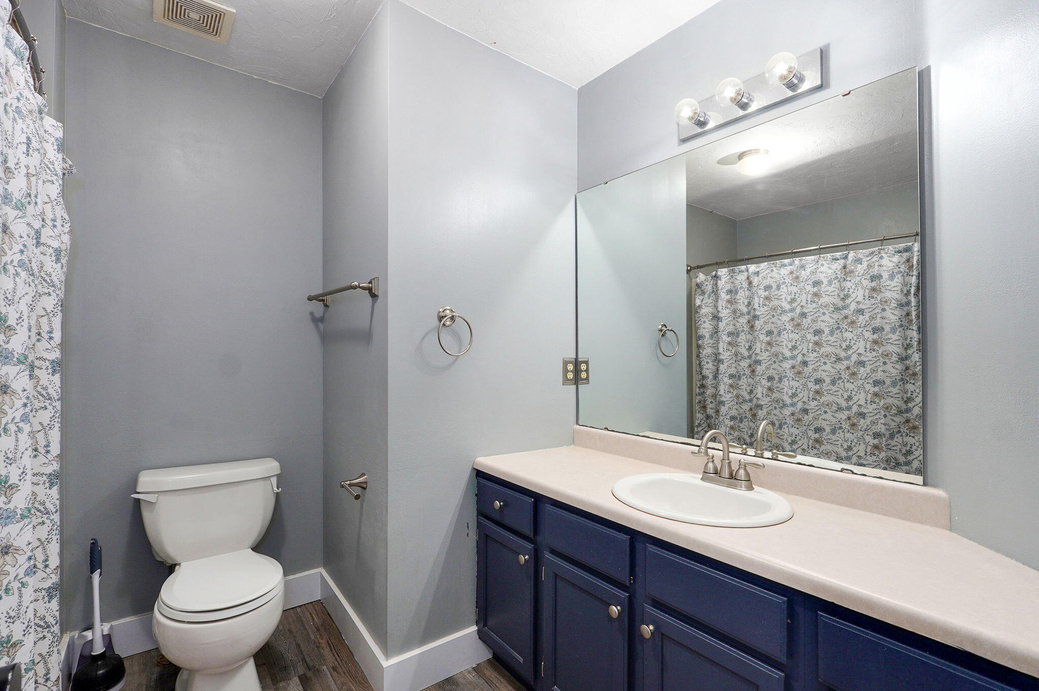 5563 South Walnut Hill Avenue Property Photo 16