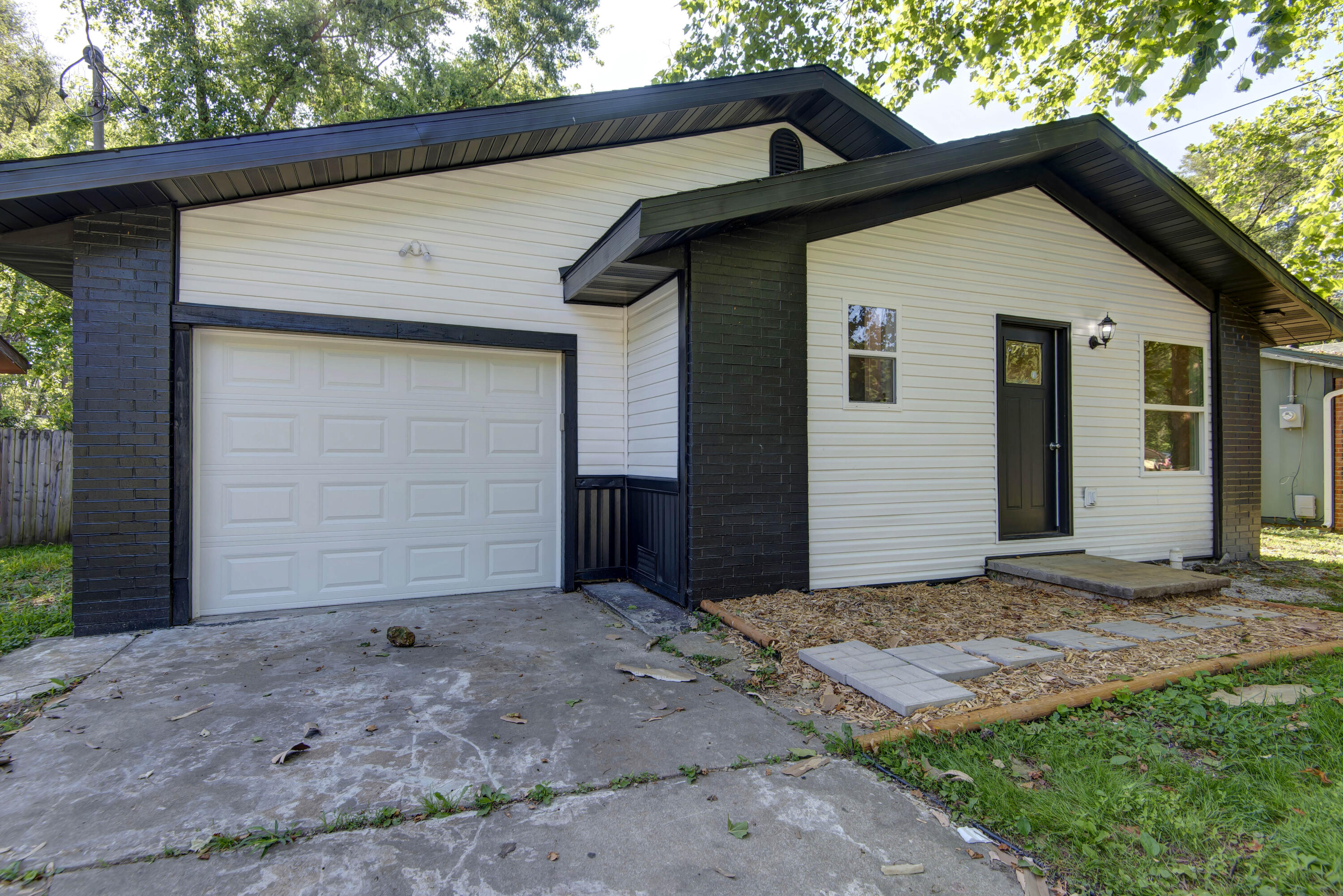 1830 North Hillcrest Avenue Property Photo 1
