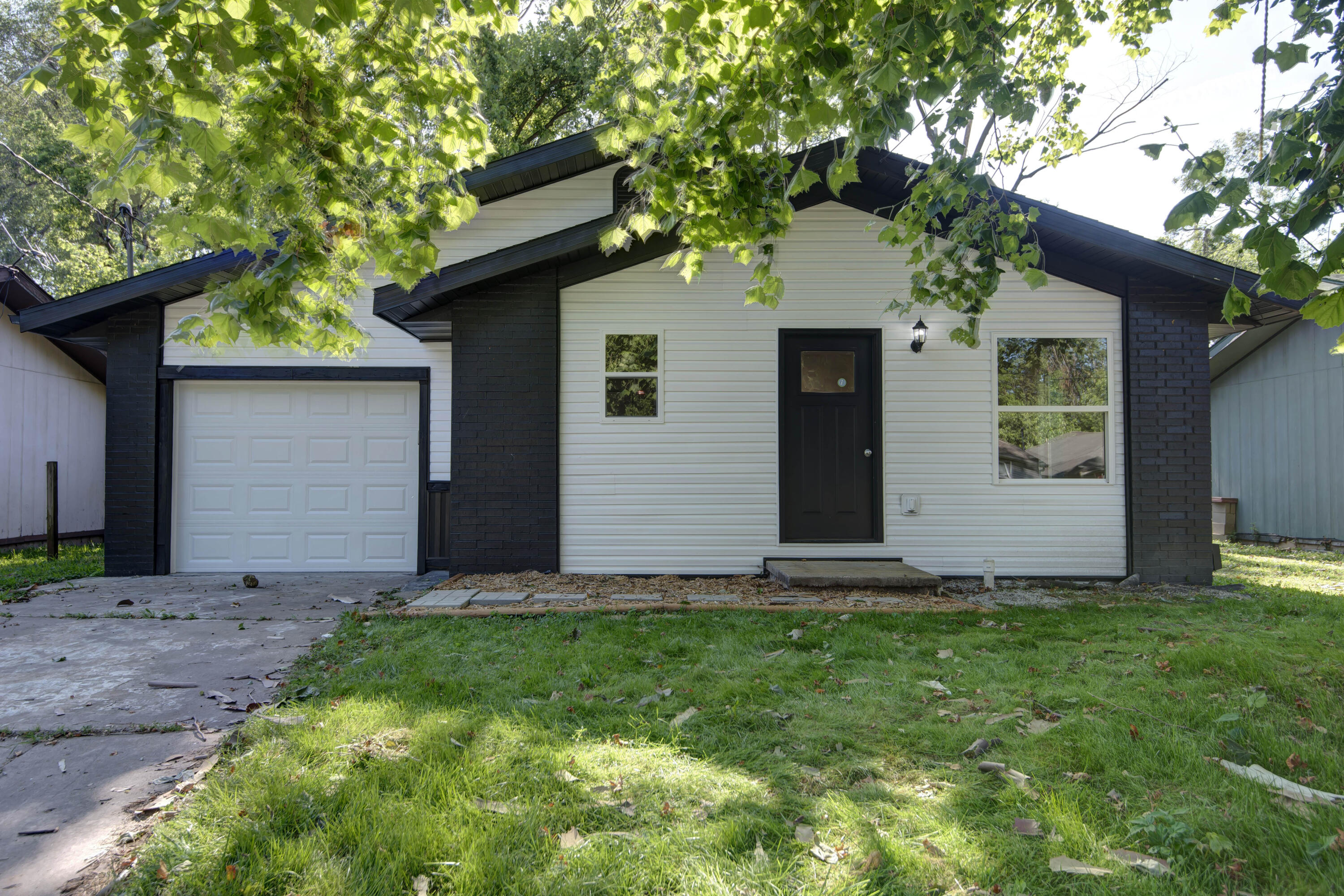 1830 North Hillcrest Avenue Property Photo 2