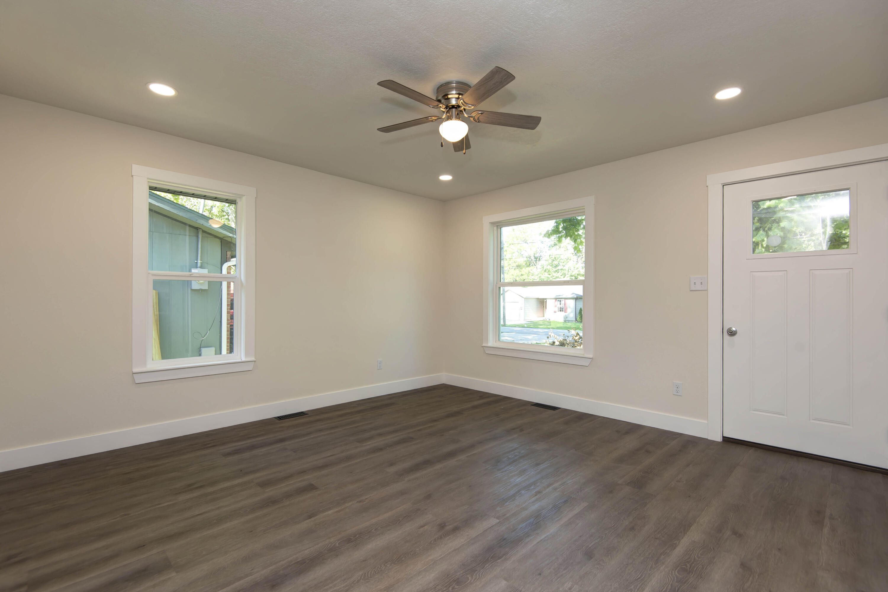1830 North Hillcrest Avenue Property Photo 3