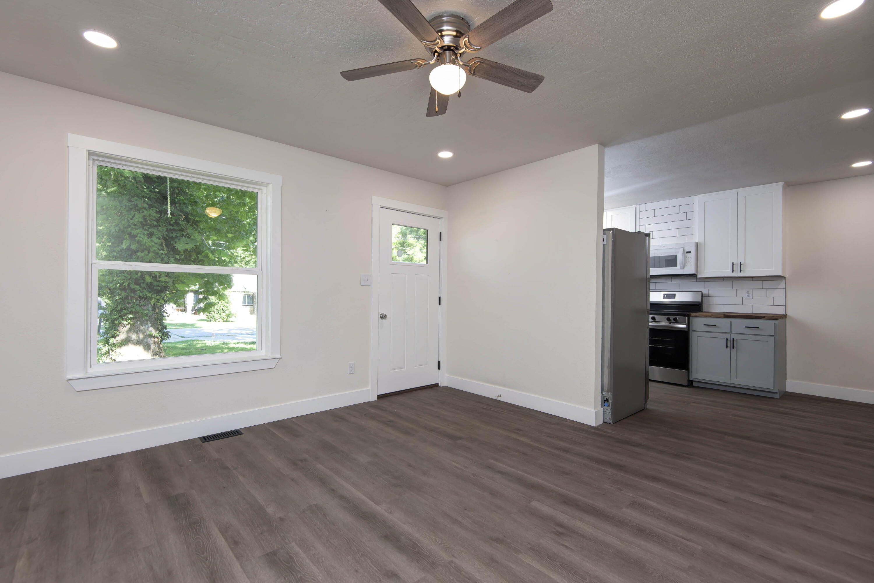 1830 North Hillcrest Avenue Property Photo 4