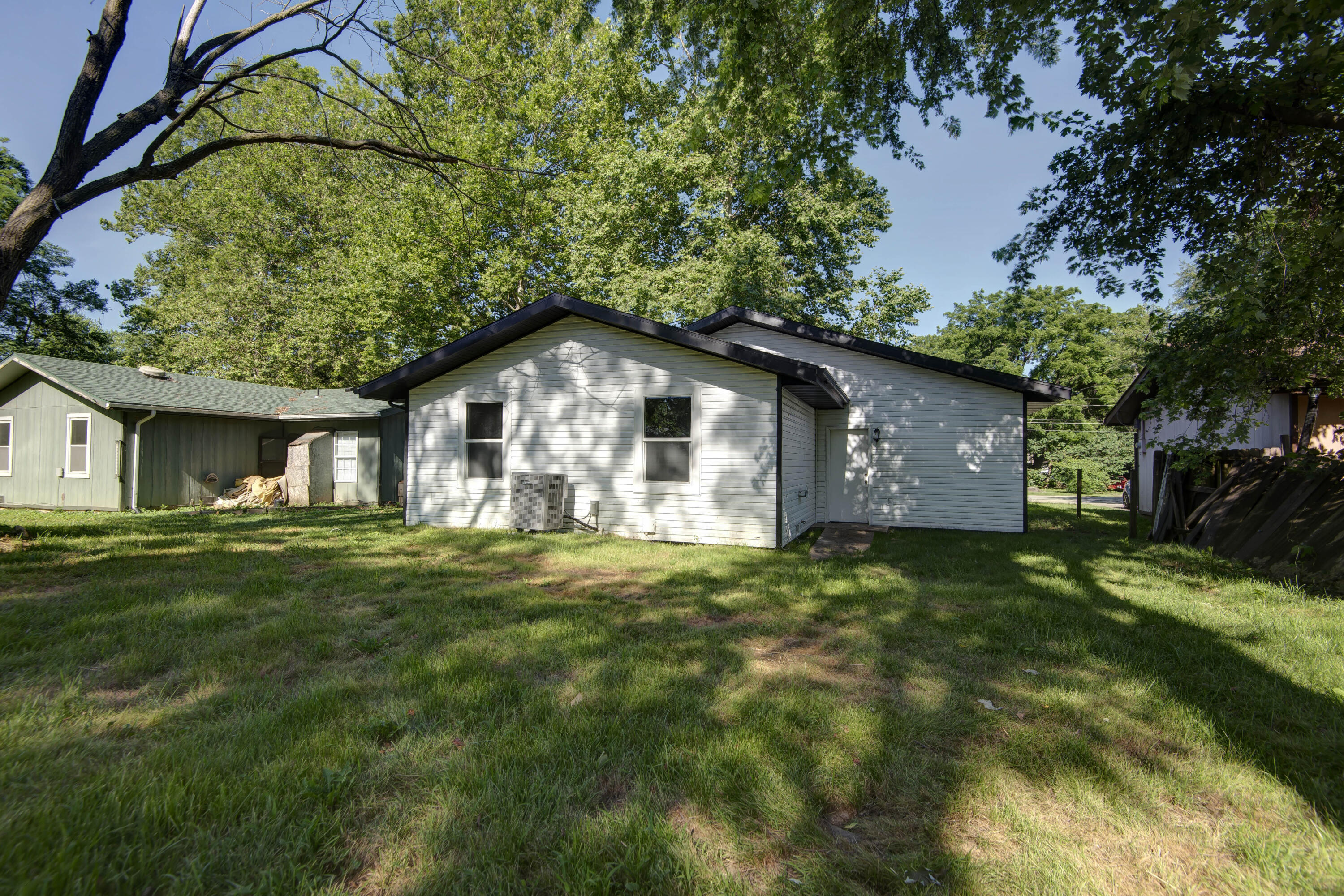 1830 North Hillcrest Avenue Property Photo 16