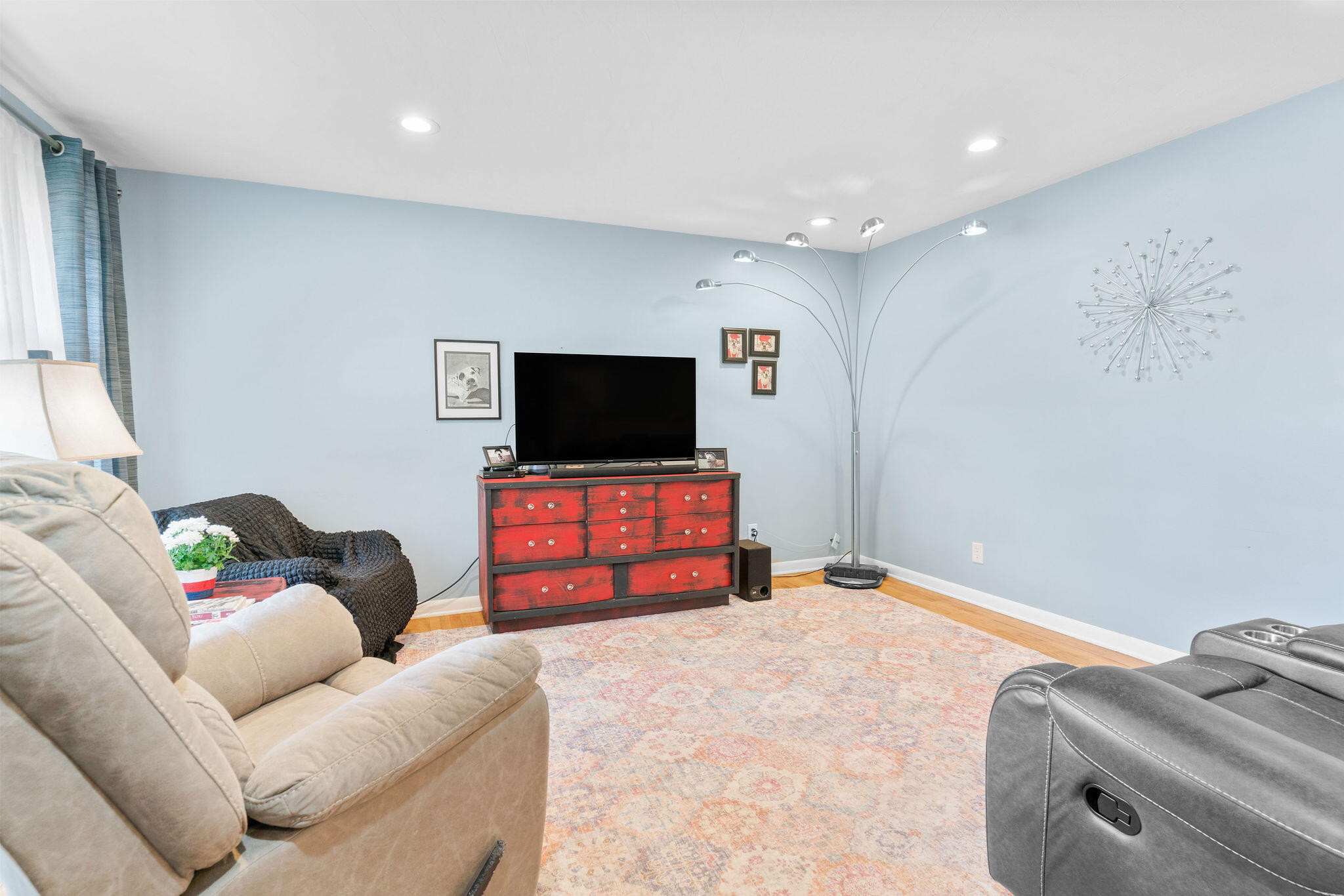 215 West Kingsbury Street Property Photo 6