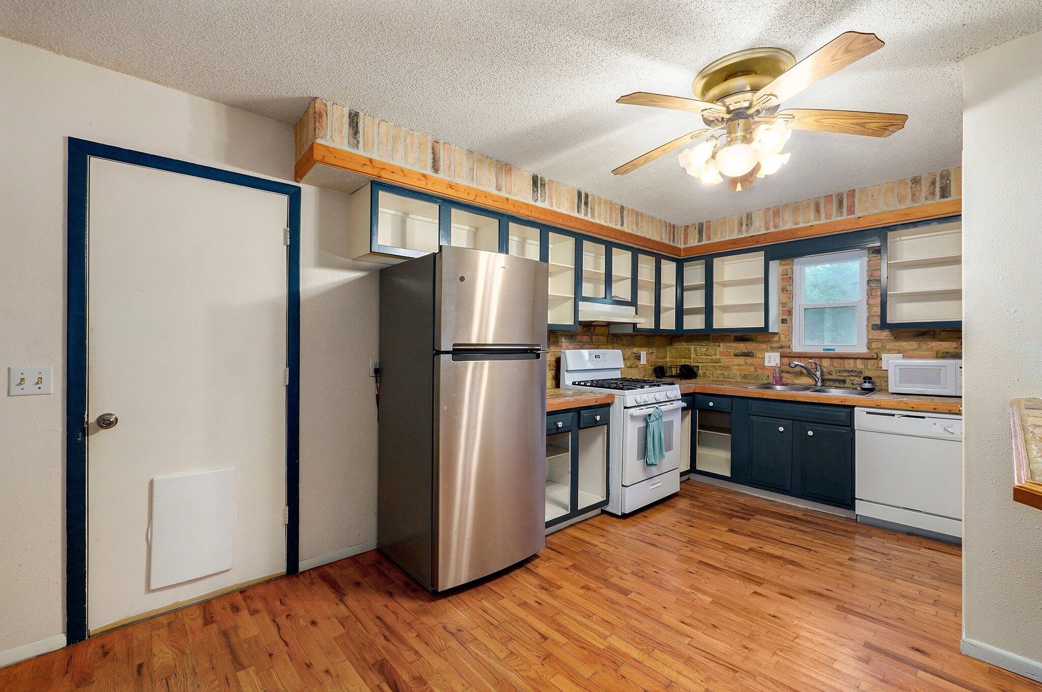 1111 South Lone Pine Avenue Property Photo 7