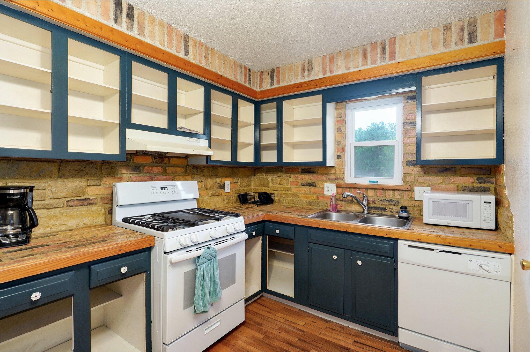 1111 South Lone Pine Avenue Property Photo 9