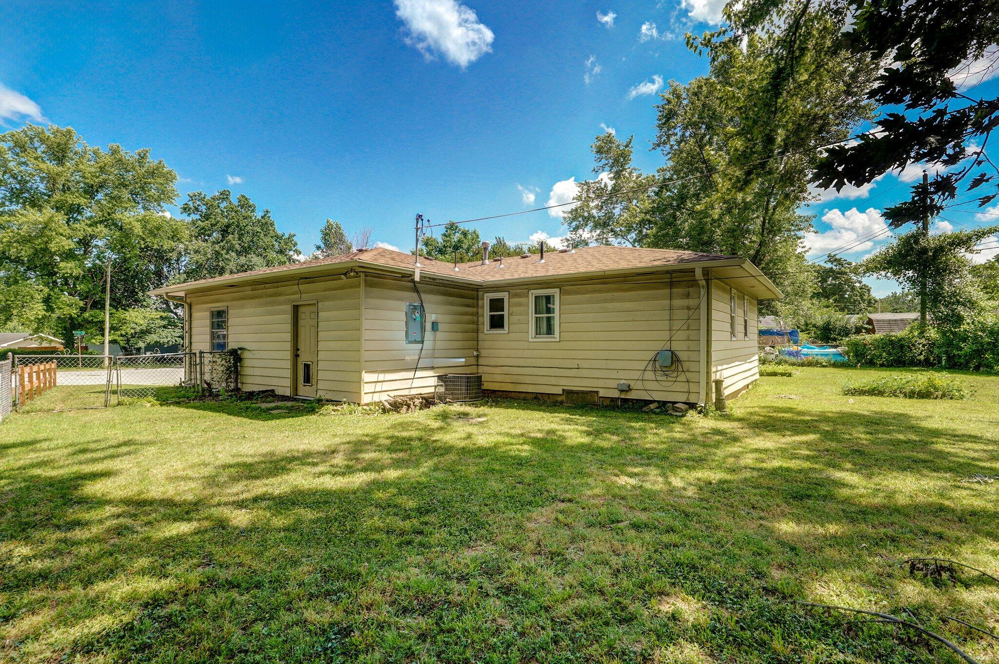 1111 South Lone Pine Avenue Property Photo 20
