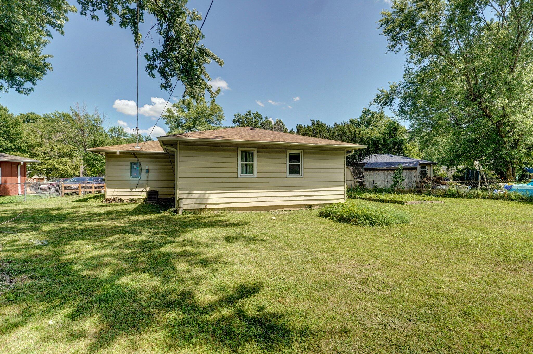 1111 South Lone Pine Avenue Property Photo 21
