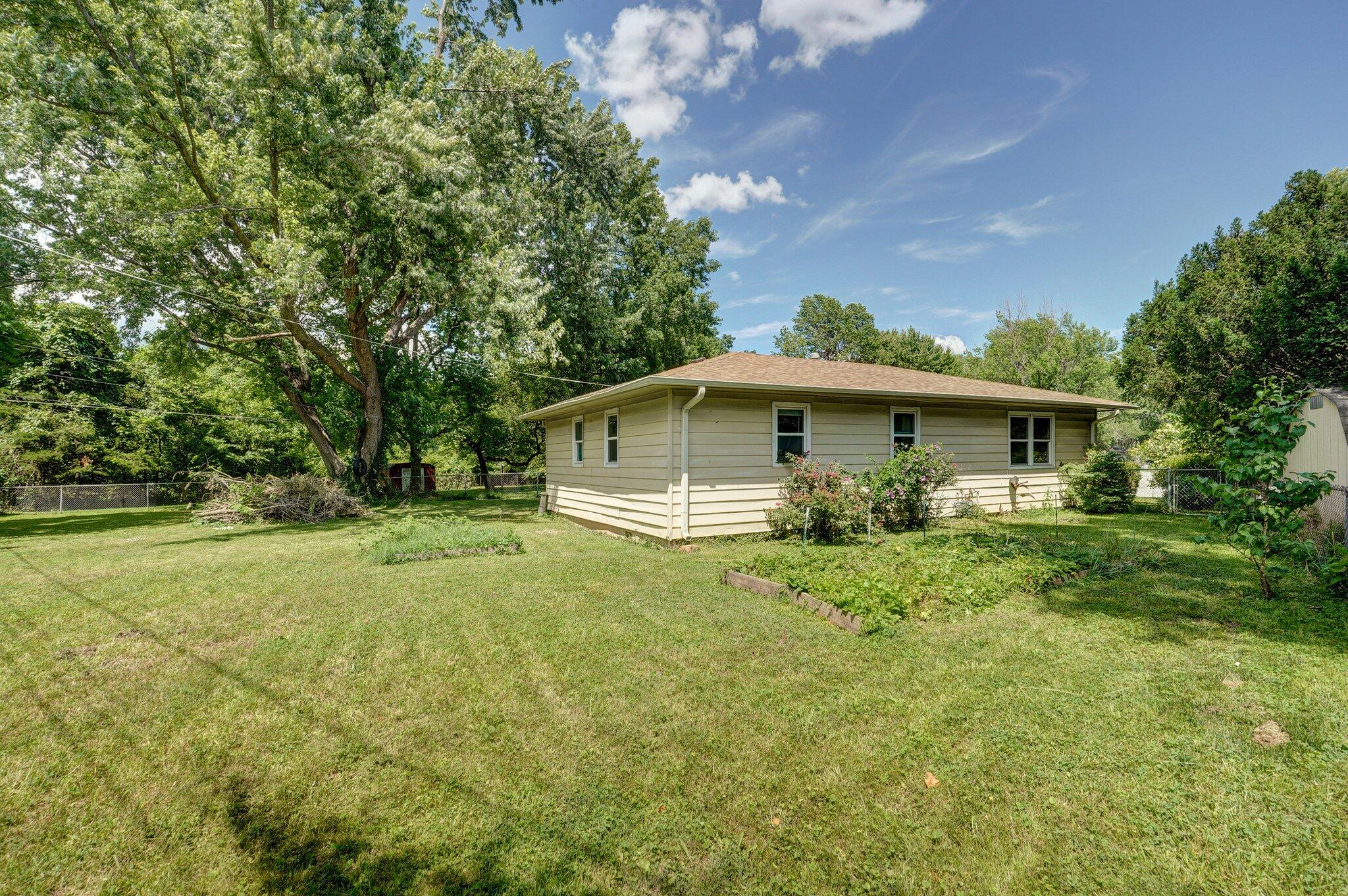 1111 South Lone Pine Avenue Property Photo 22