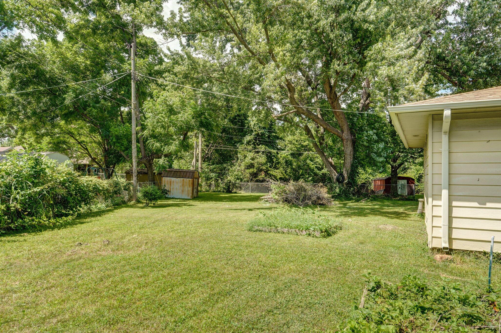 1111 South Lone Pine Avenue Property Photo 23