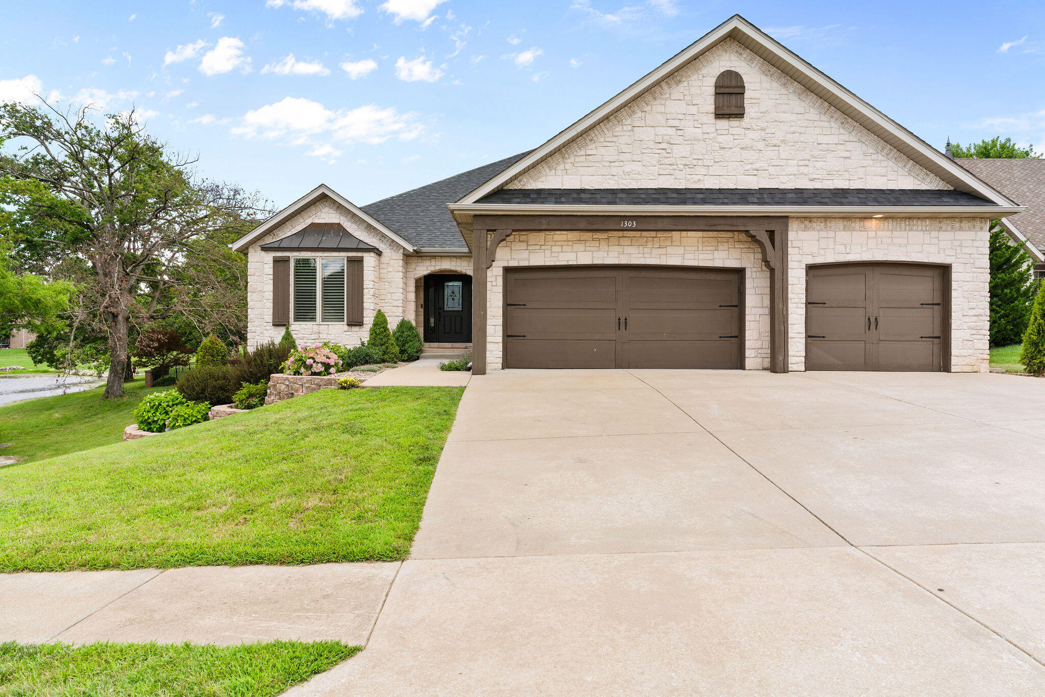 1303 East Eaglegate Parkway Property Photo 1