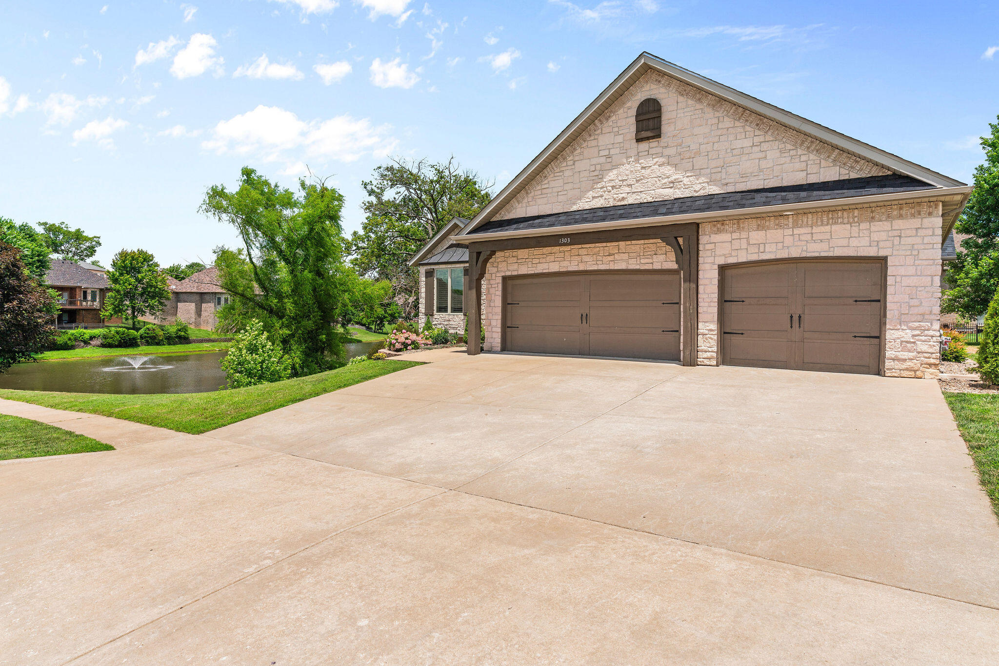 1303 East Eaglegate Parkway Property Photo 3