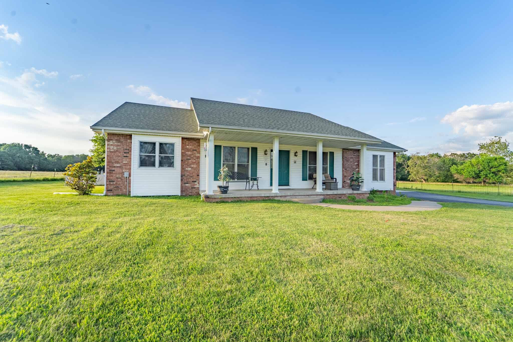 877 Highway B Property Photo 1
