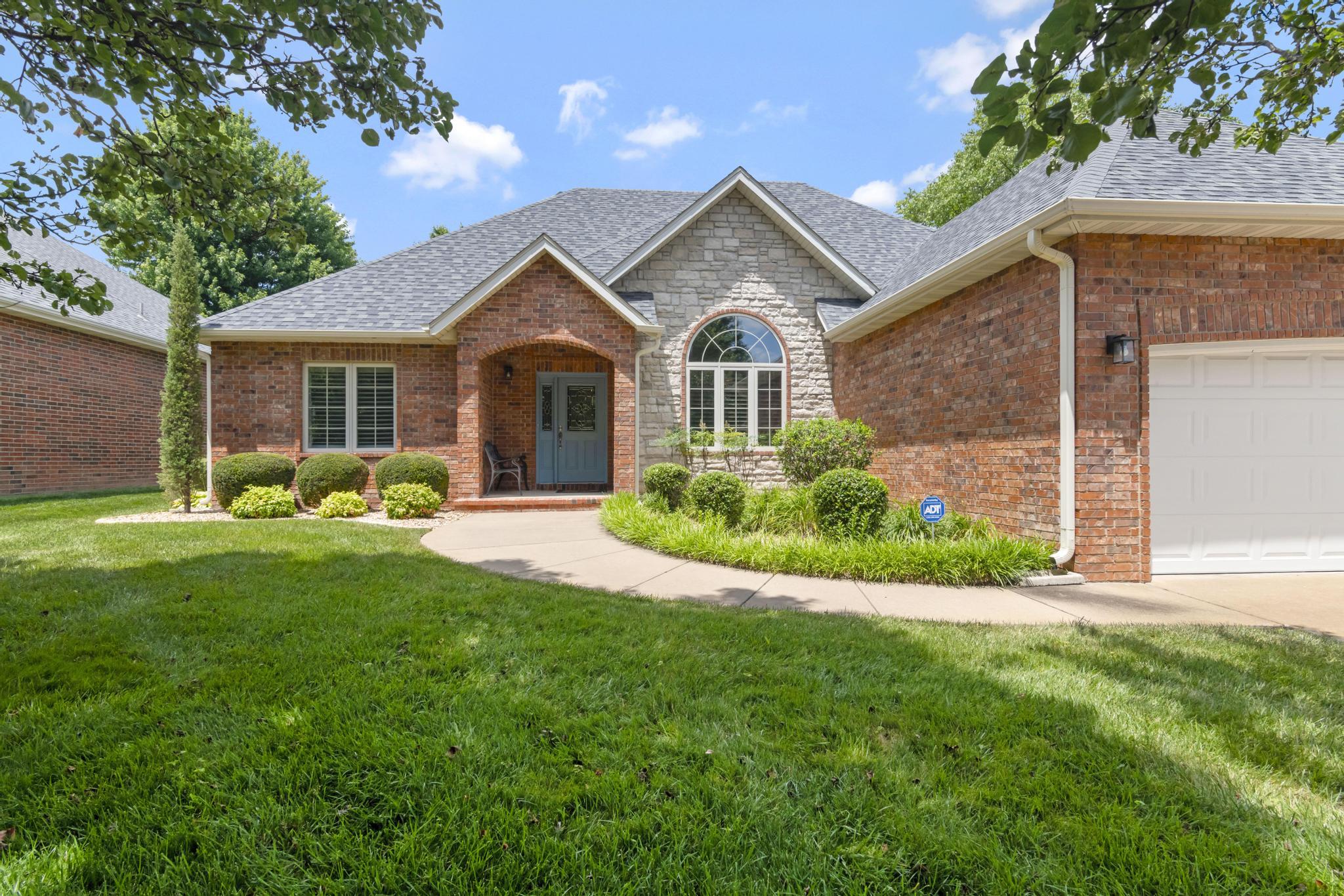 593 East Montrose Drive Property Image