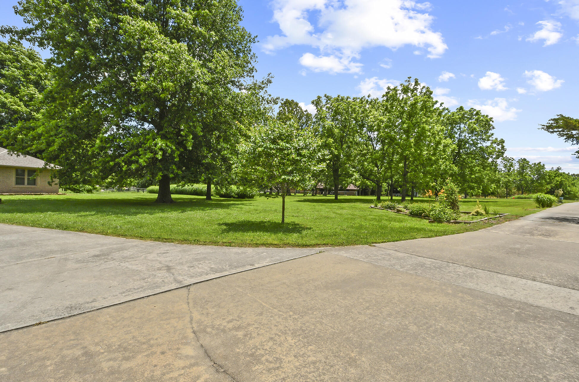 615 West Mchenry Avenue Property Photo 8
