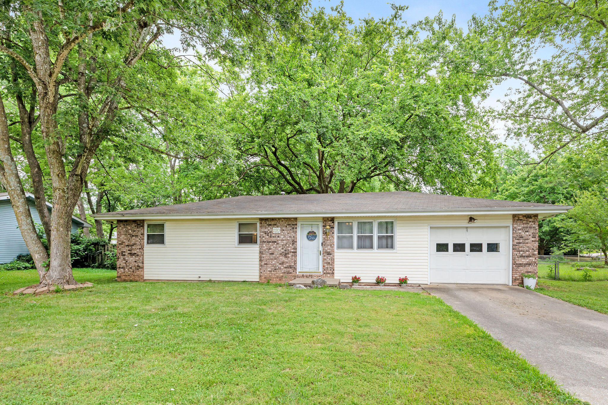220 South Dennis Avenue Property Photo 2