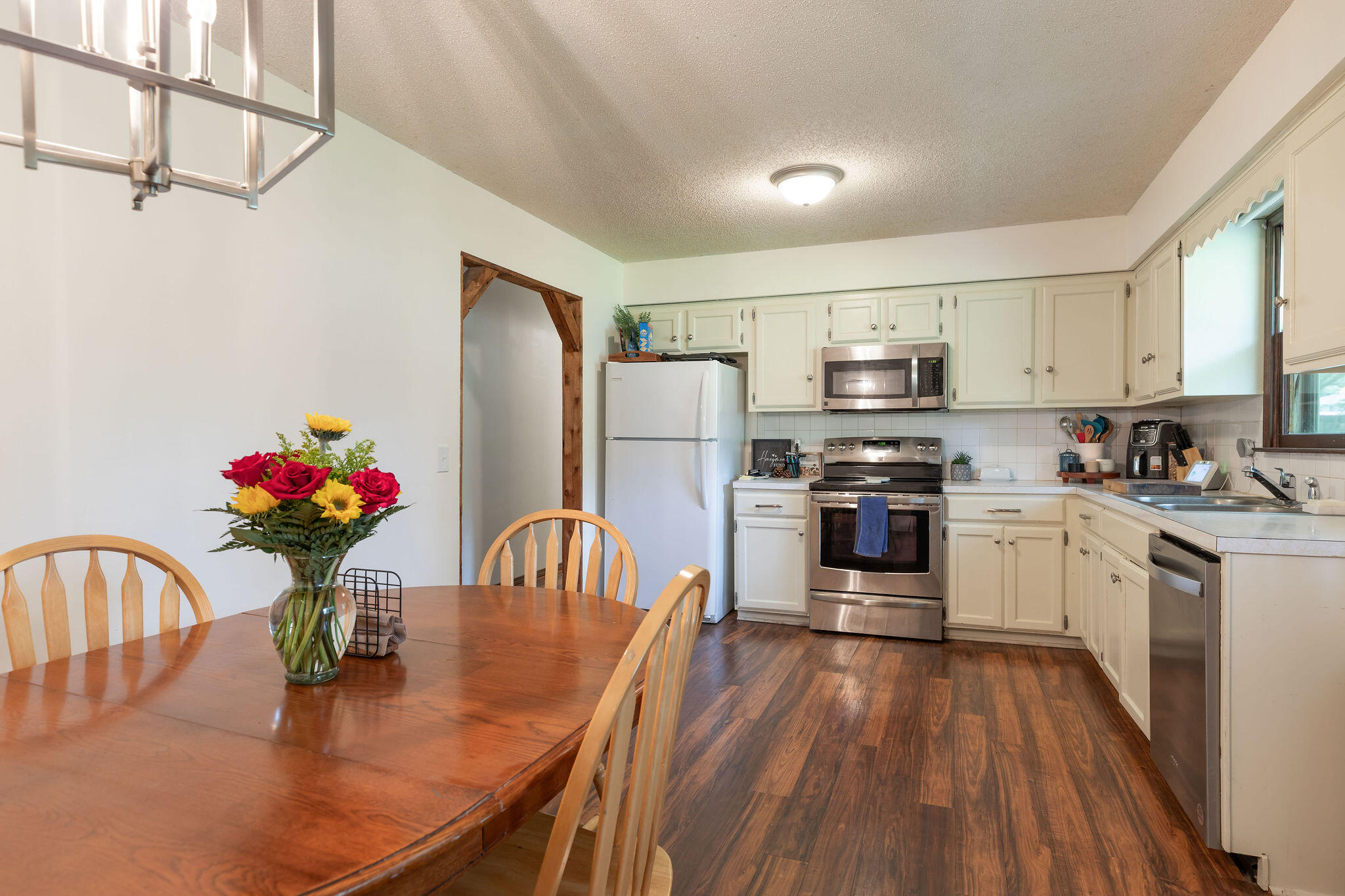 220 South Dennis Avenue Property Photo 8