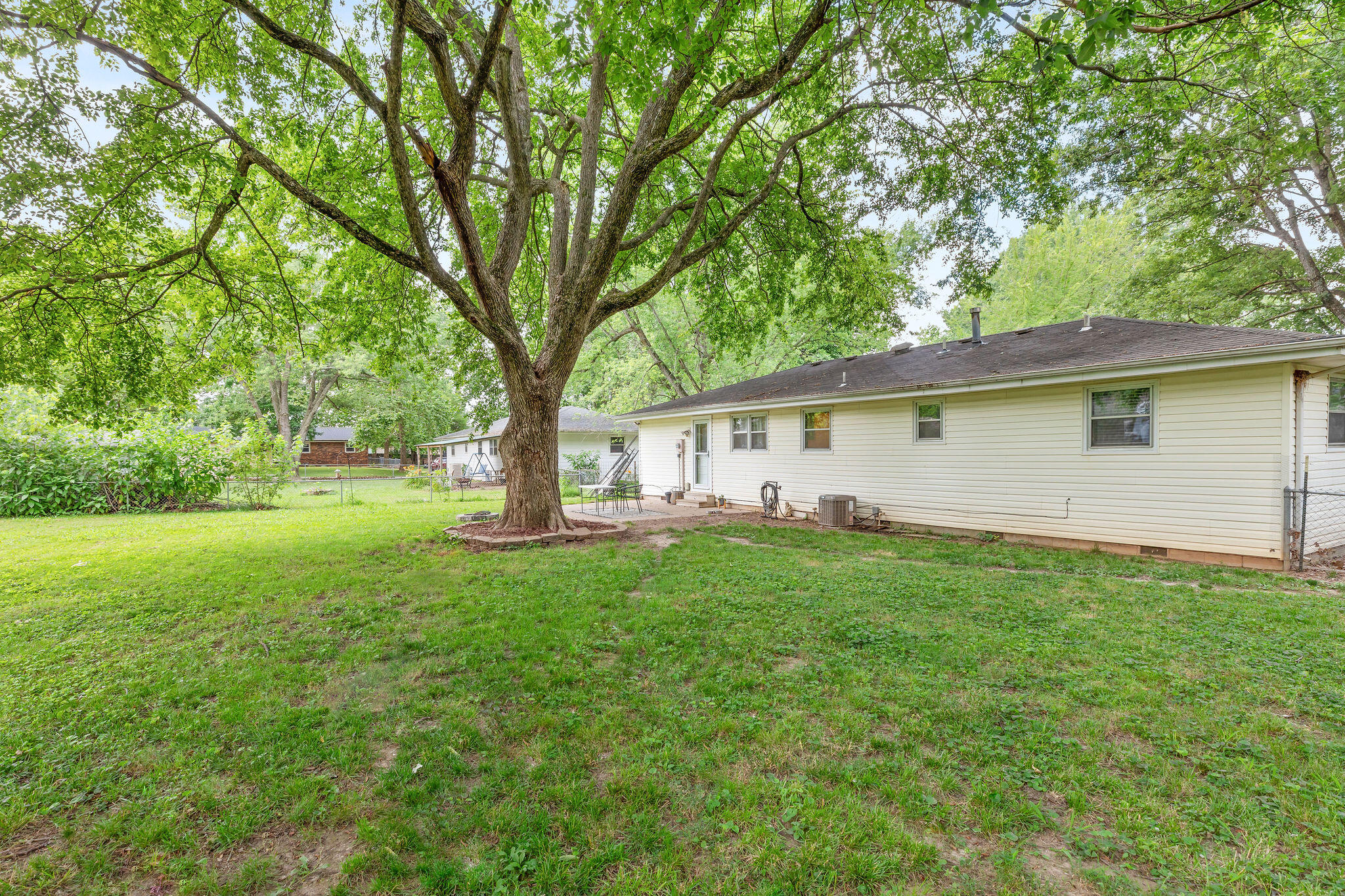220 South Dennis Avenue Property Photo 17