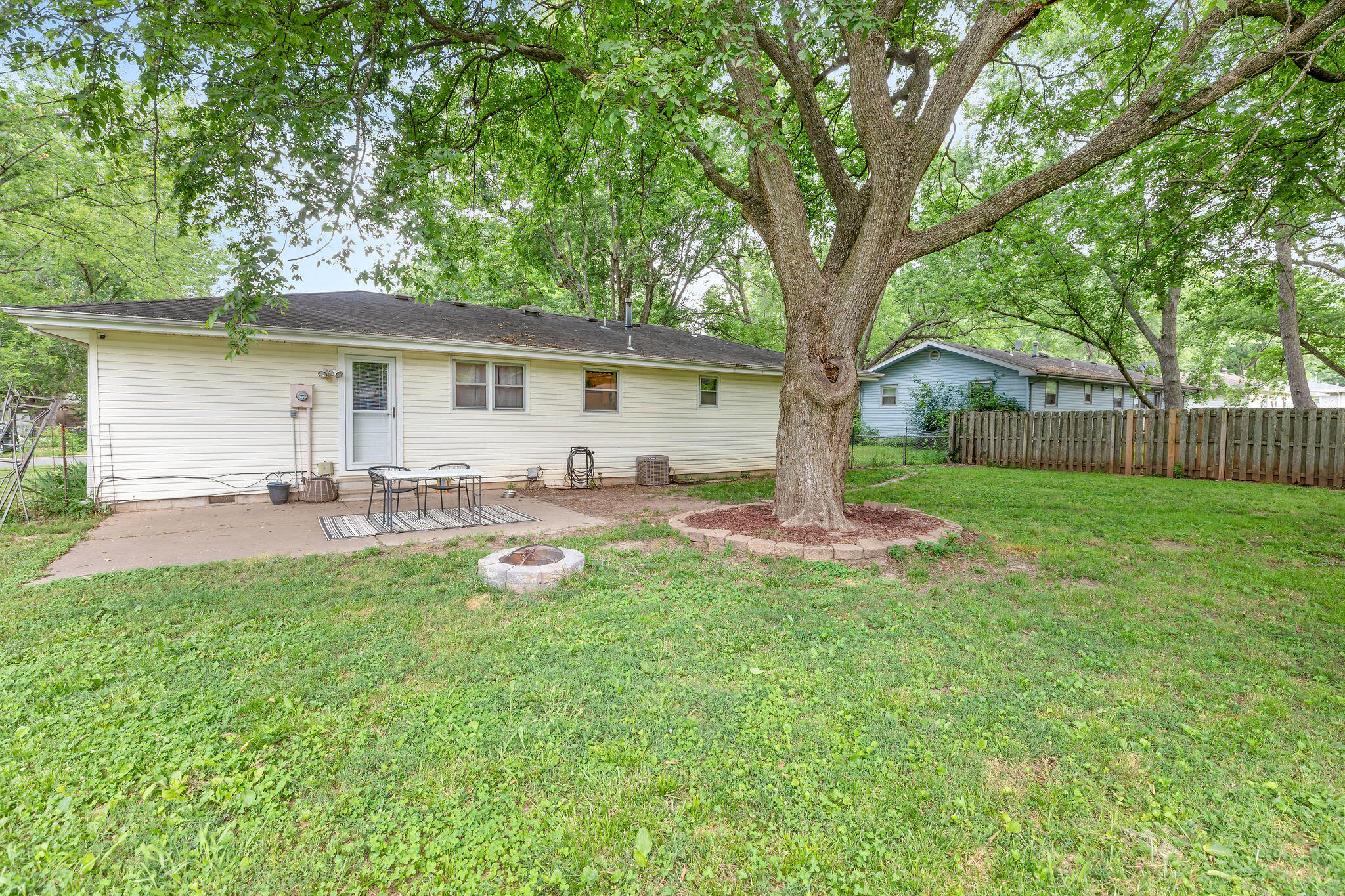 220 South Dennis Avenue Property Photo 18