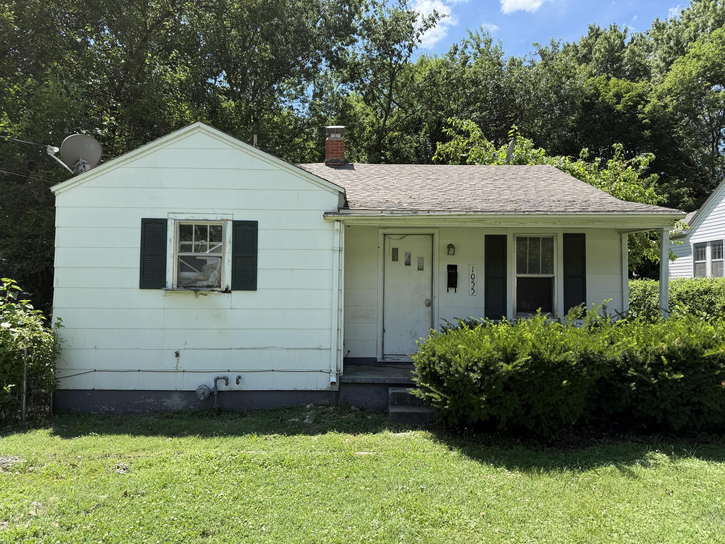1055 South New Avenue Property Photo 1