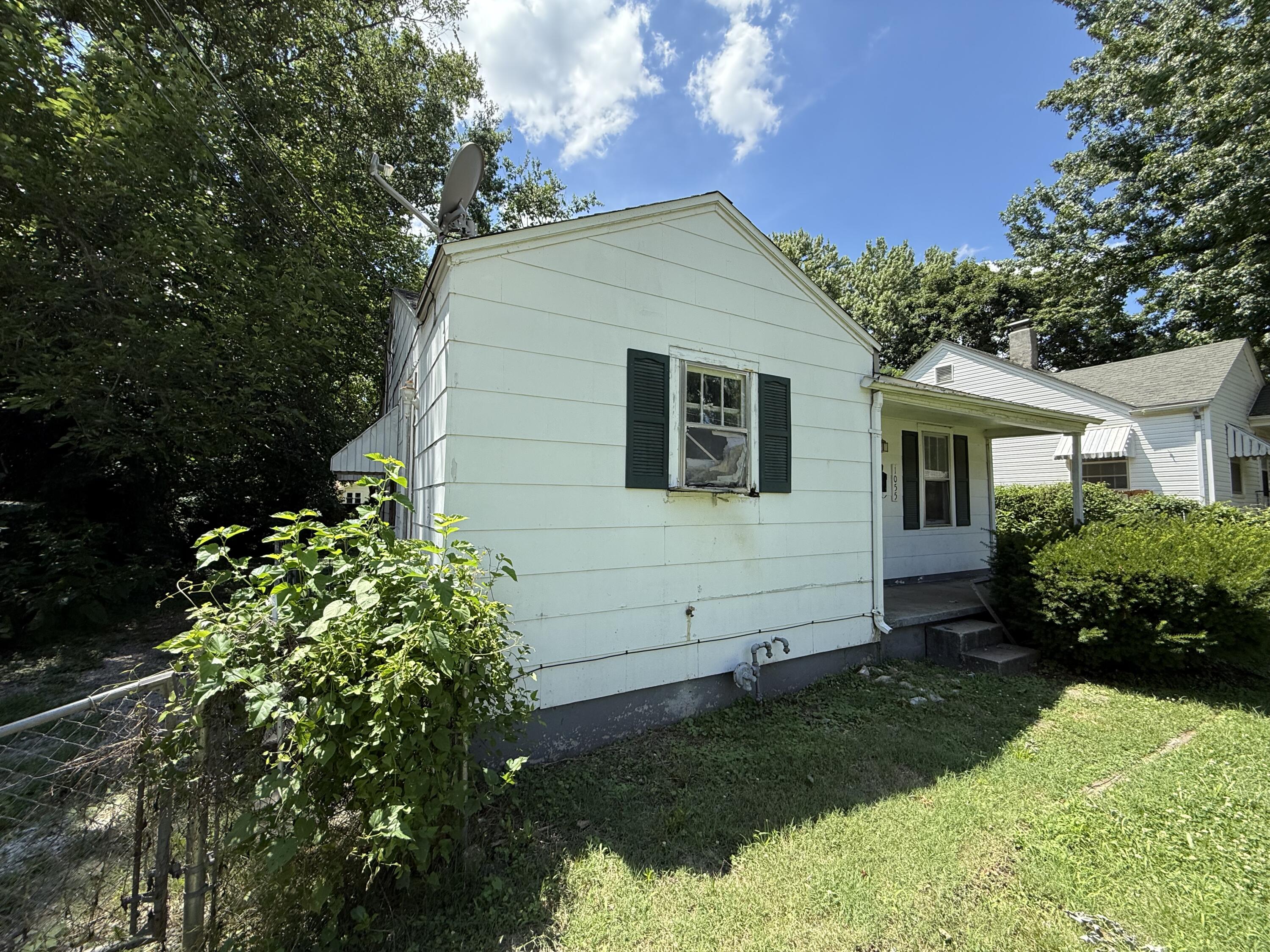1055 South New Avenue Property Photo 2
