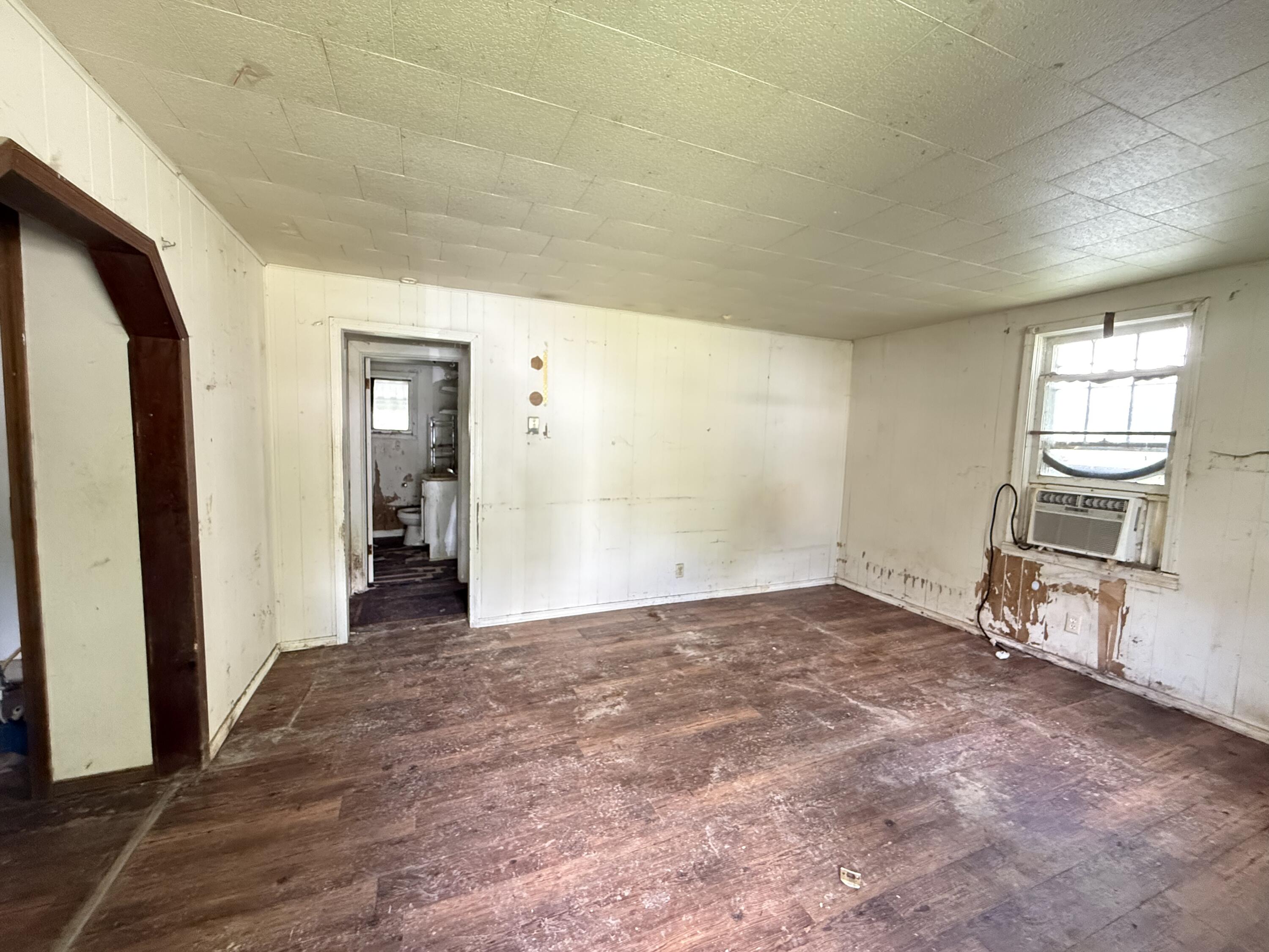 1055 South New Avenue Property Photo 3