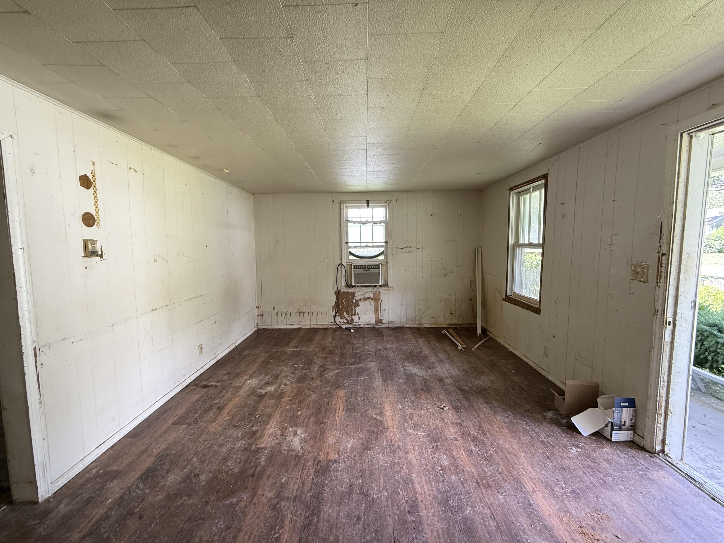 1055 South New Avenue Property Photo 4