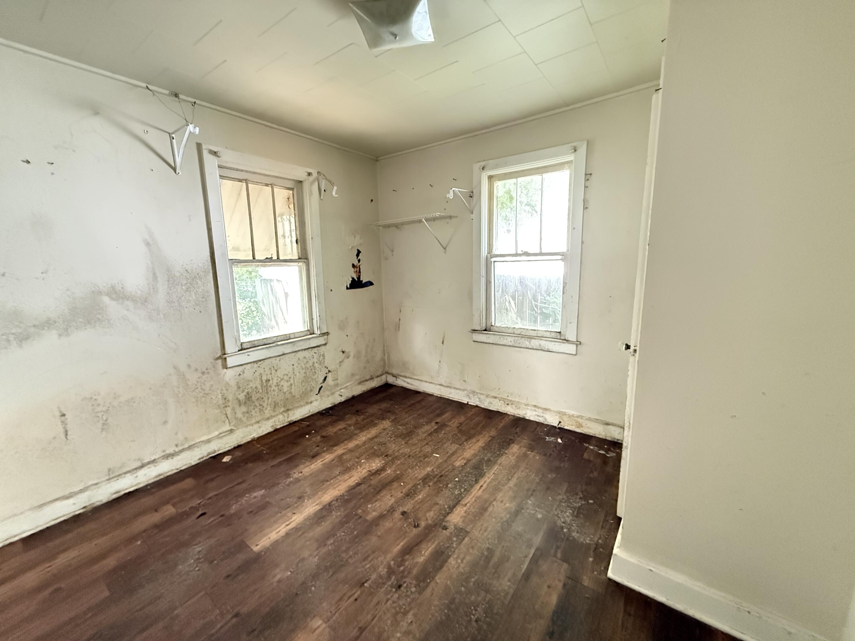1055 South New Avenue Property Photo 9