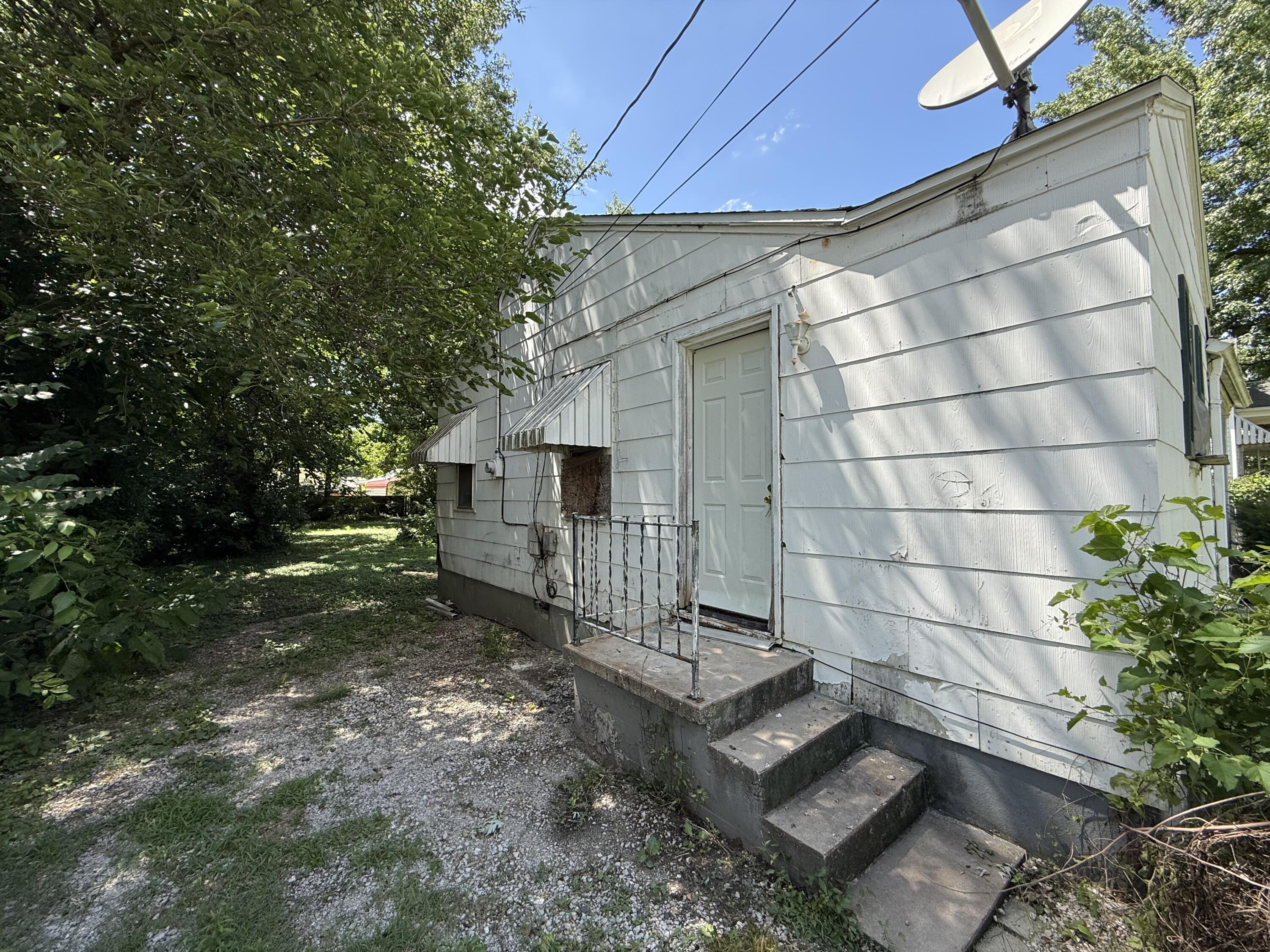 1055 South New Avenue Property Photo 13
