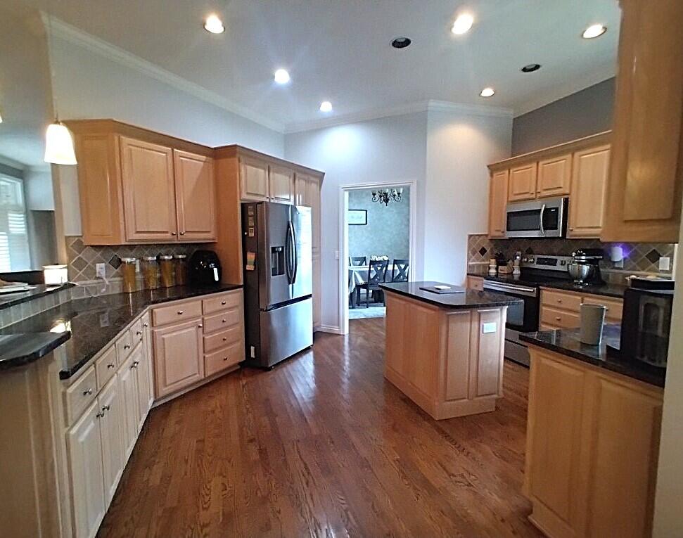 840 Troy Avenue Property Photo 6