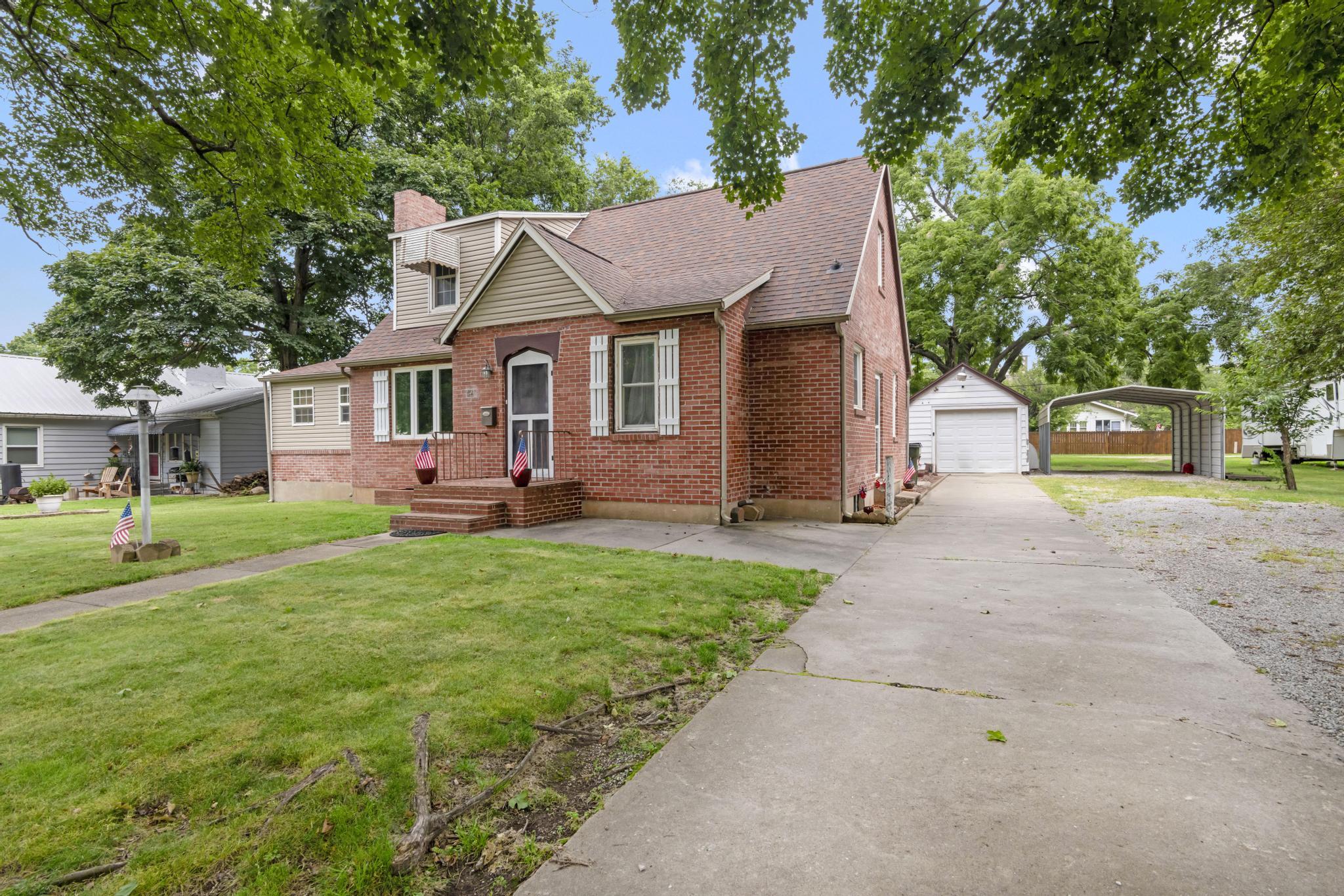 421 West College Street Property Photo 1