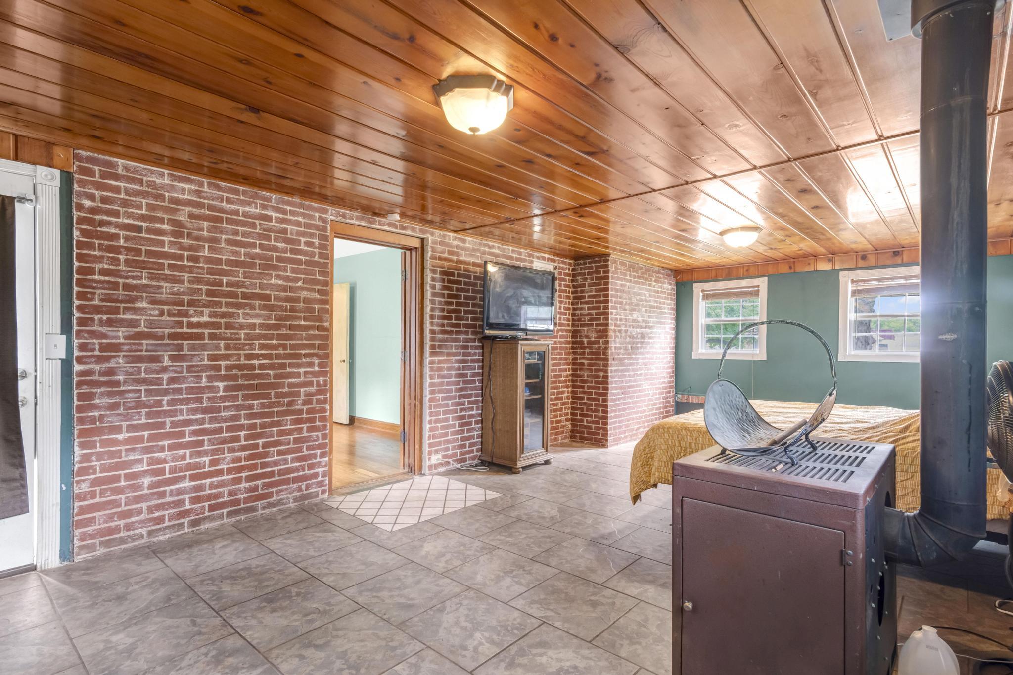 421 West College Street Property Photo 12