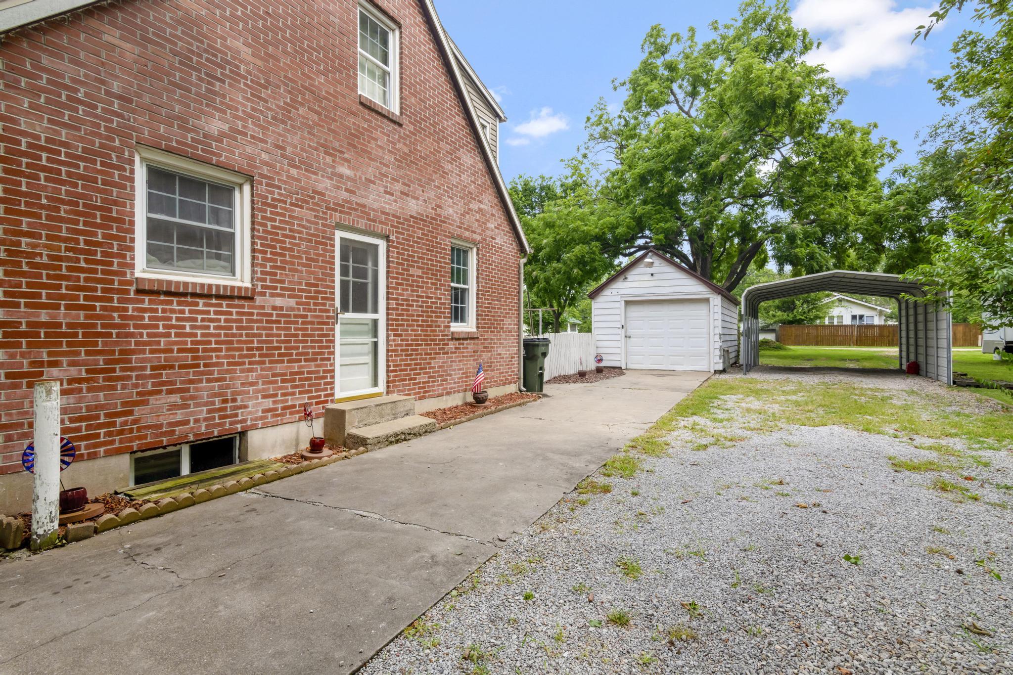 421 West College Street Property Photo 25