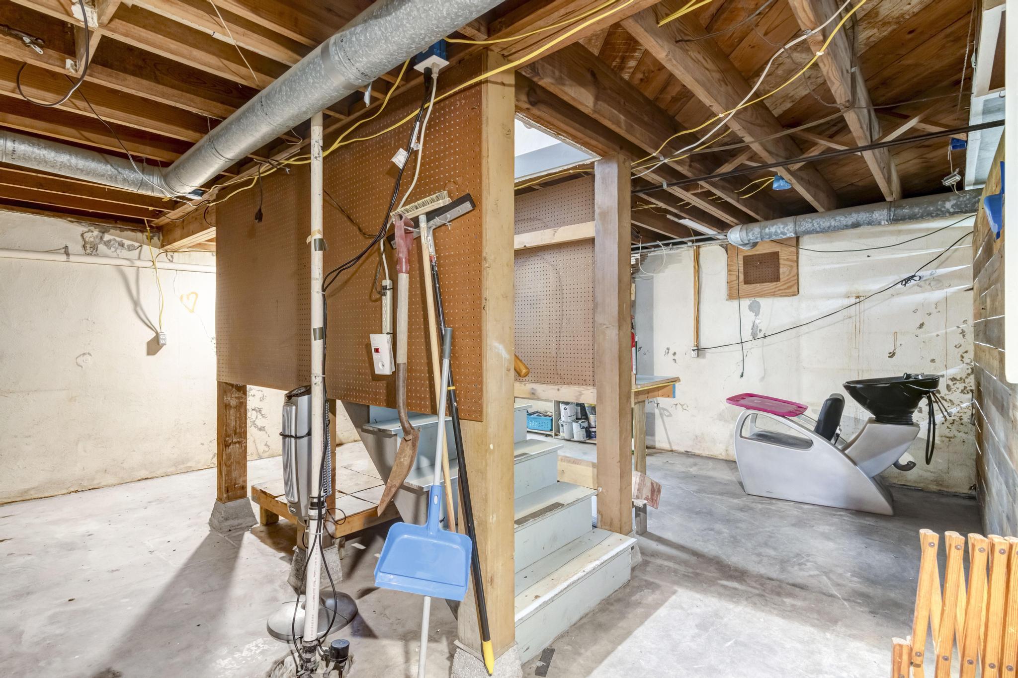 421 West College Street Property Photo 29
