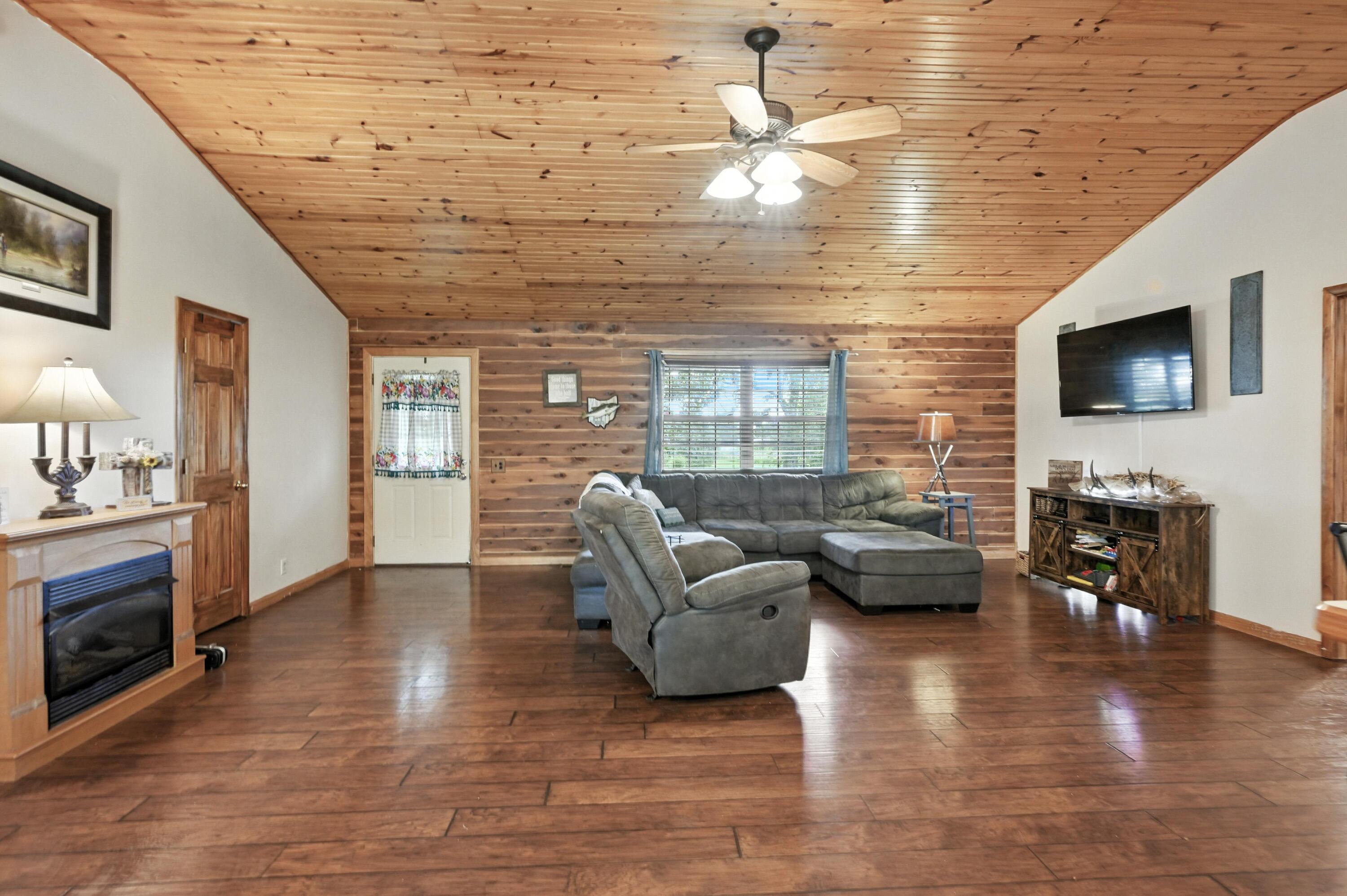 2108 Carnell Road Property Photo 4