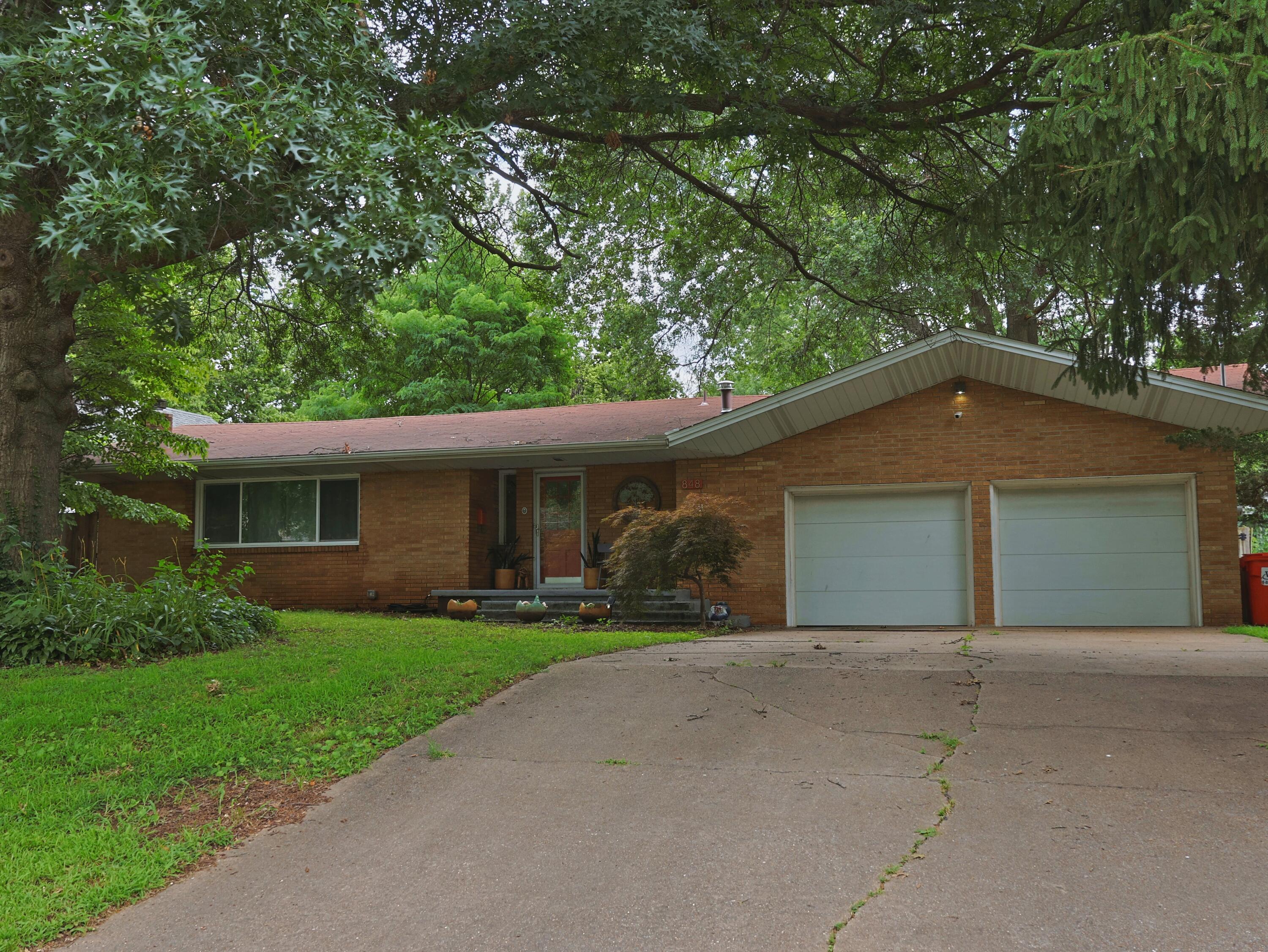 848 South Kickapoo Avenue