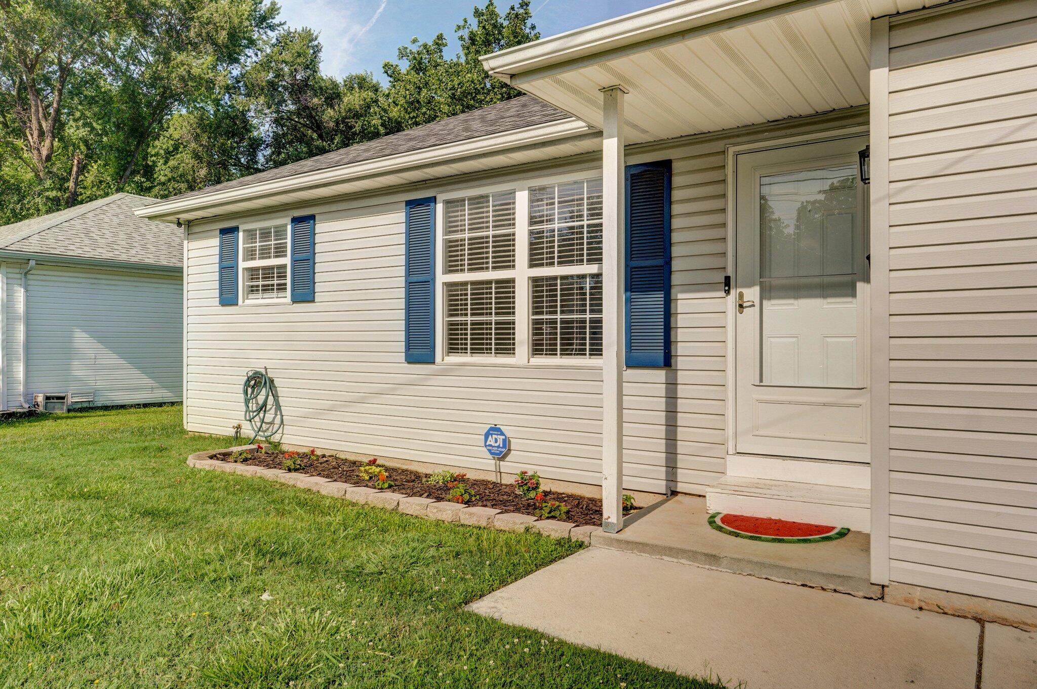 1037 North Clifton Avenue Property Photo 4